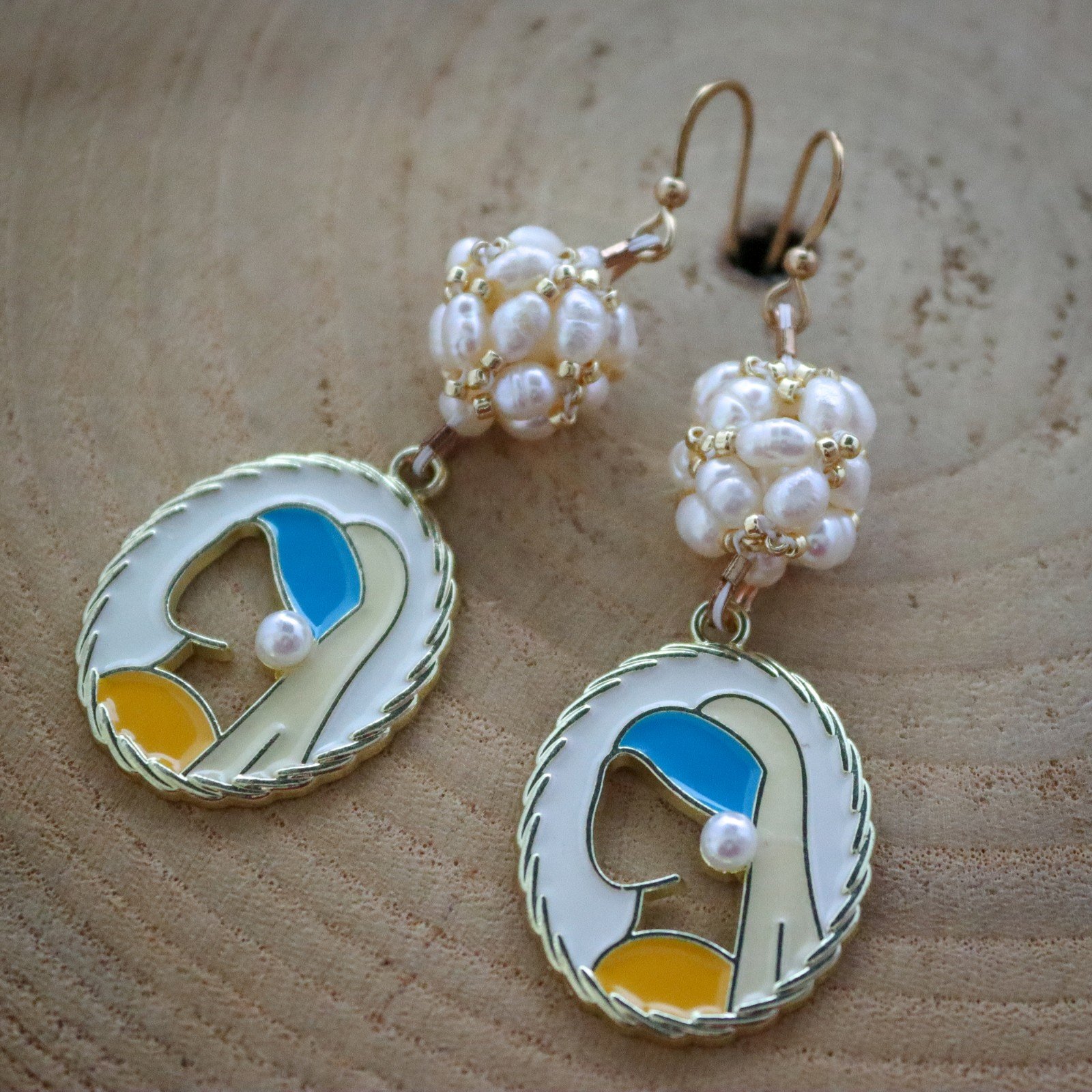 Handgemaakte Oorbellen met Vermeer’s Meisje met de Parel – Zoetwaterparel - 70745.jpeg Handgemaakte Oorbellen met Vermeer’s Meisje met de Parel – Zoetwaterparel