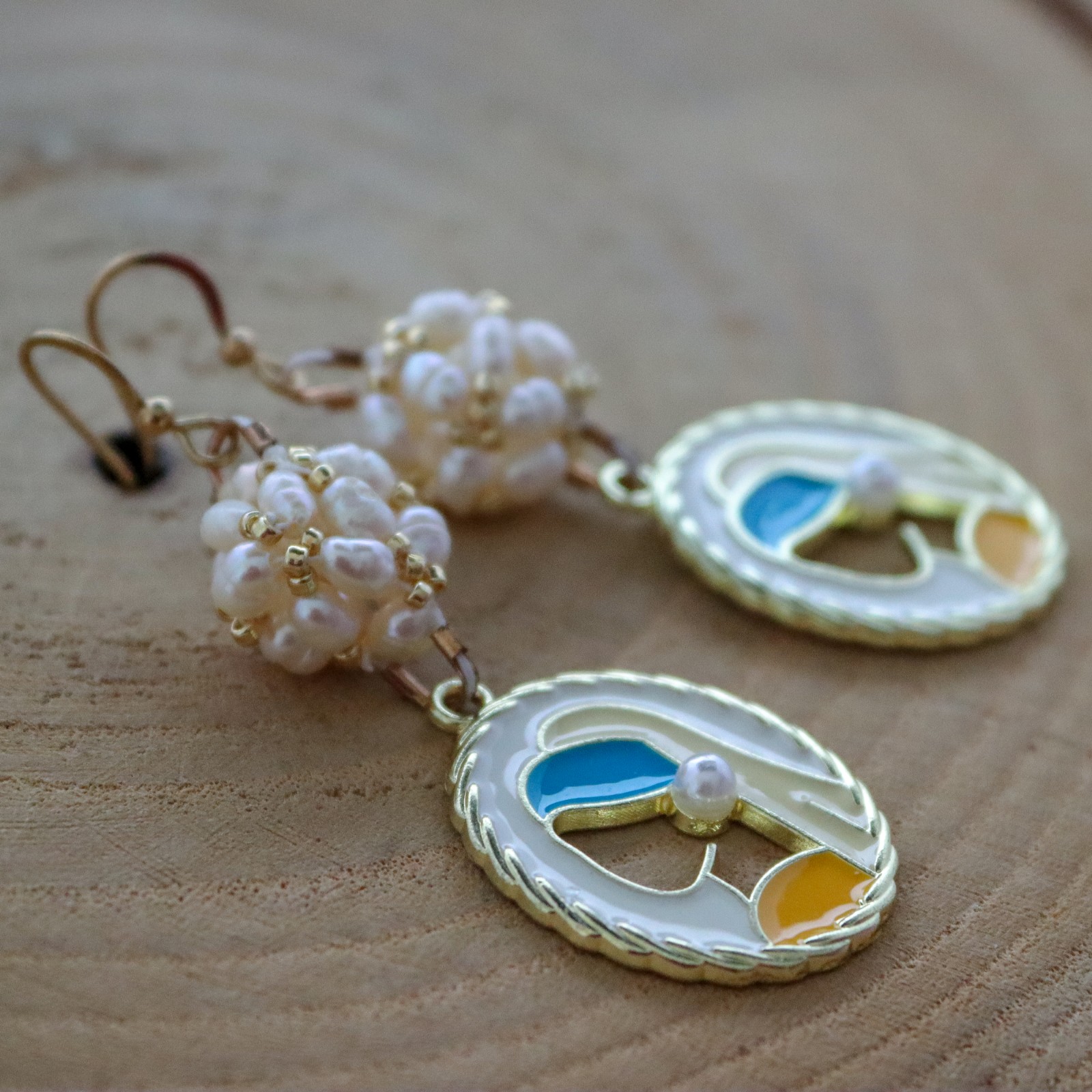 Handgemaakte Oorbellen met Vermeer’s Meisje met de Parel – Zoetwaterparel - 70746.jpeg Handgemaakte Oorbellen met Vermeer’s Meisje met de Parel – Zoetwaterparel