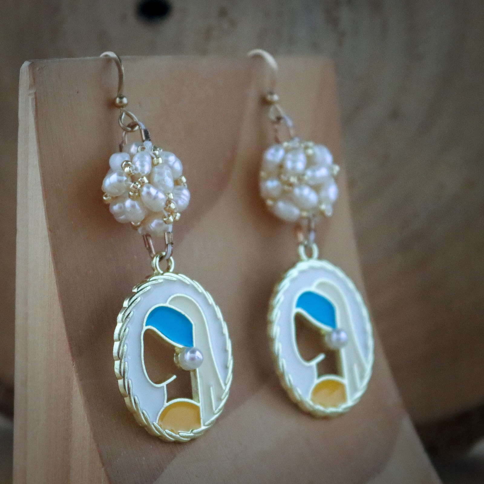 Handgemaakte Oorbellen met Vermeer’s Meisje met de Parel – Zoetwaterparel - 70747.jpeg Handgemaakte Oorbellen met Vermeer’s Meisje met de Parel – Zoetwaterparel