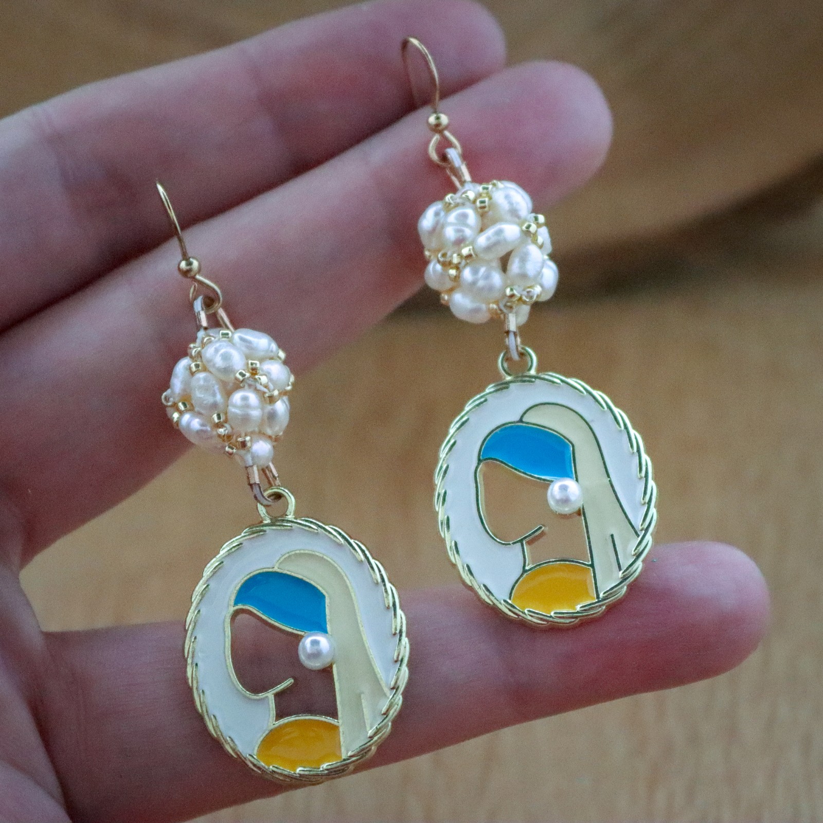 Handgemaakte Oorbellen met Vermeer’s Meisje met de Parel – Zoetwaterparel - 70749.jpeg Handgemaakte Oorbellen met Vermeer’s Meisje met de Parel – Zoetwaterparel