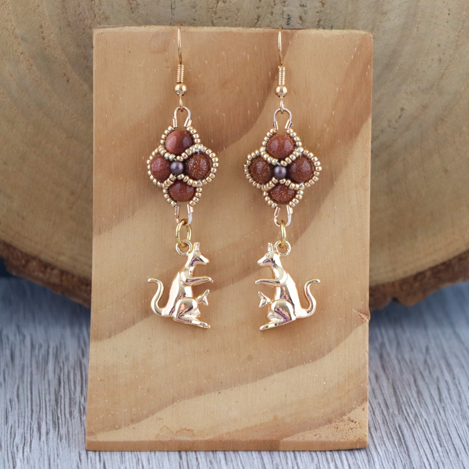 Australisch & Herinnering, kangaroe en joey oorbellen met edelsteen