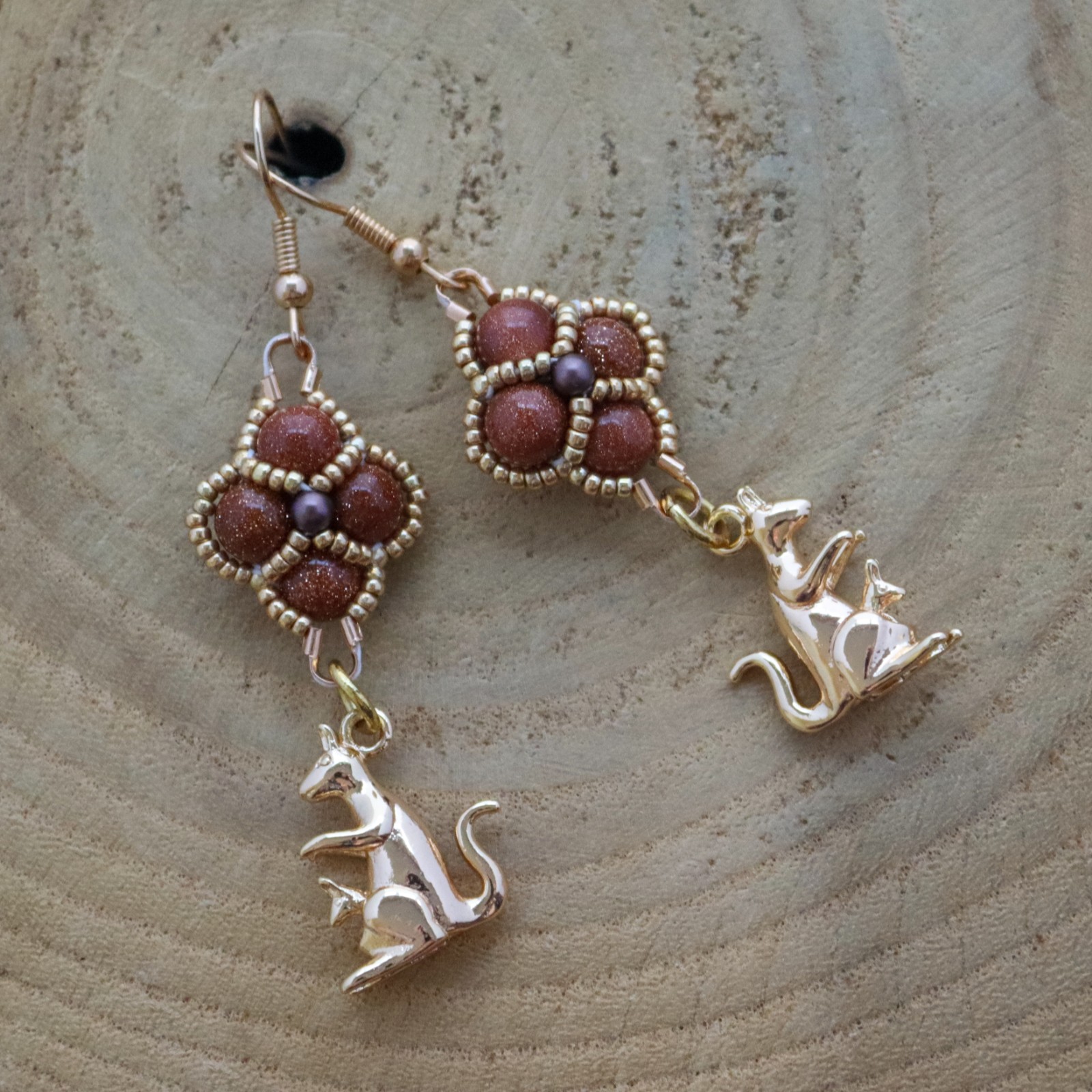 Australisch & Herinnering, kangaroe en joey oorbellen met edelsteen