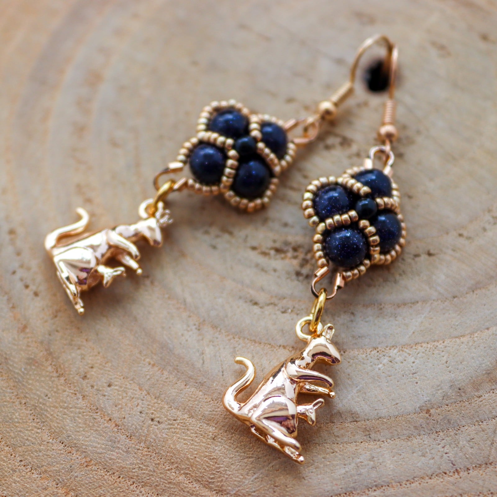 Australisch & Herinnering, kangaroe en joey oorbellen met edelsteen