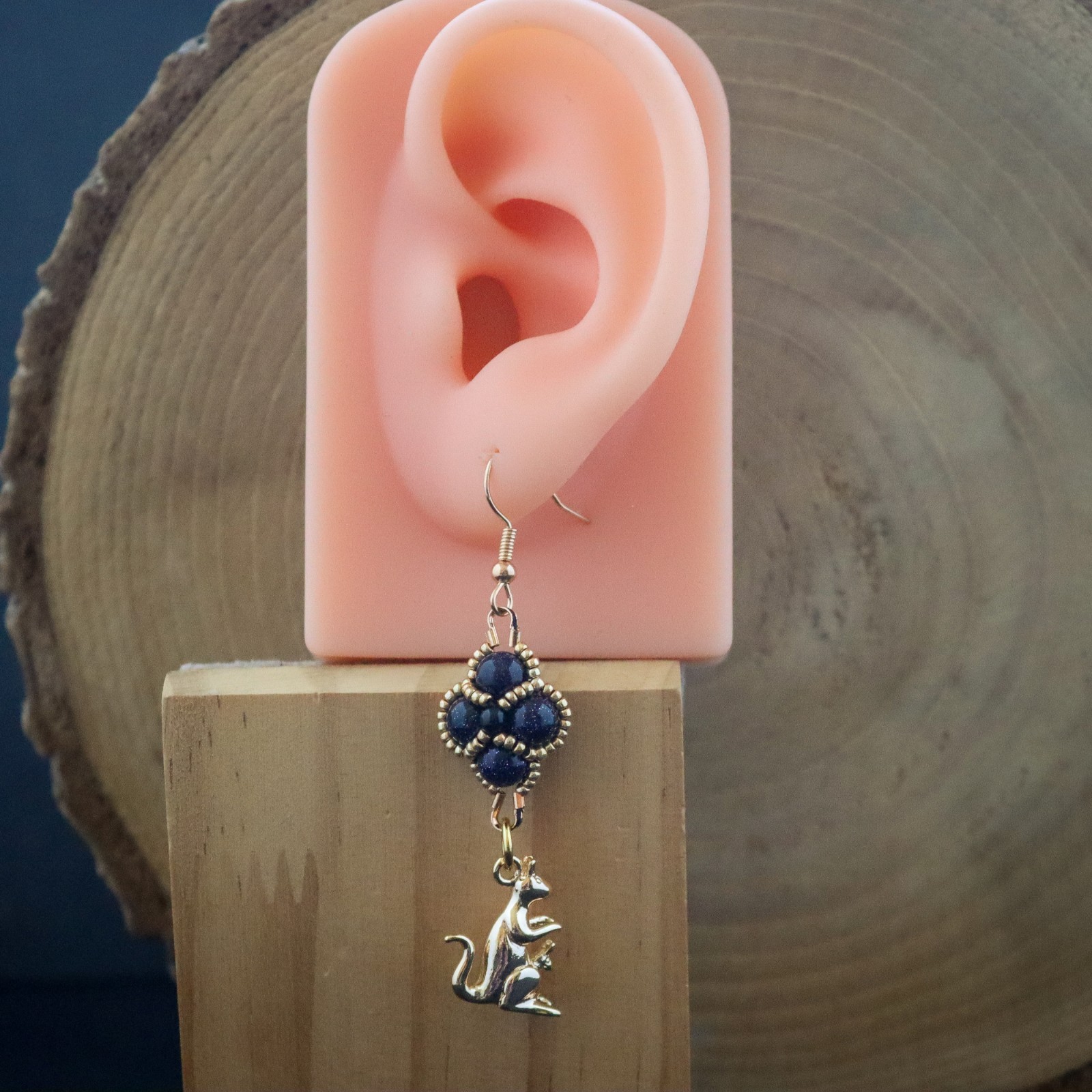 Australisch & Herinnering, kangaroe en joey oorbellen met edelsteen