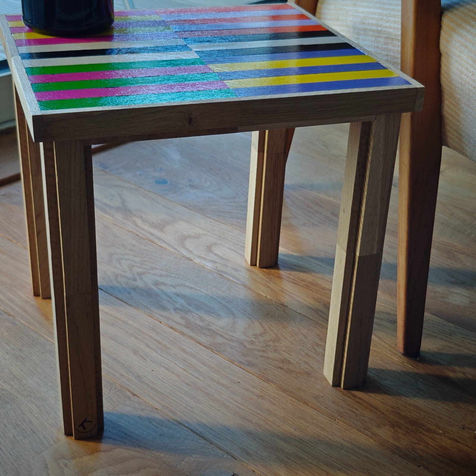 Kleurrijk handgemaakt houten bijzettafeltje - uniek item voor jouw interieur