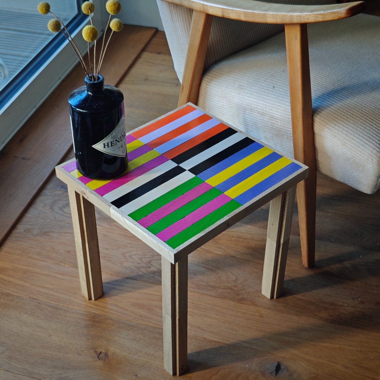 Kleurrijk handgemaakt houten bijzettafeltje - uniek item voor jouw interieur