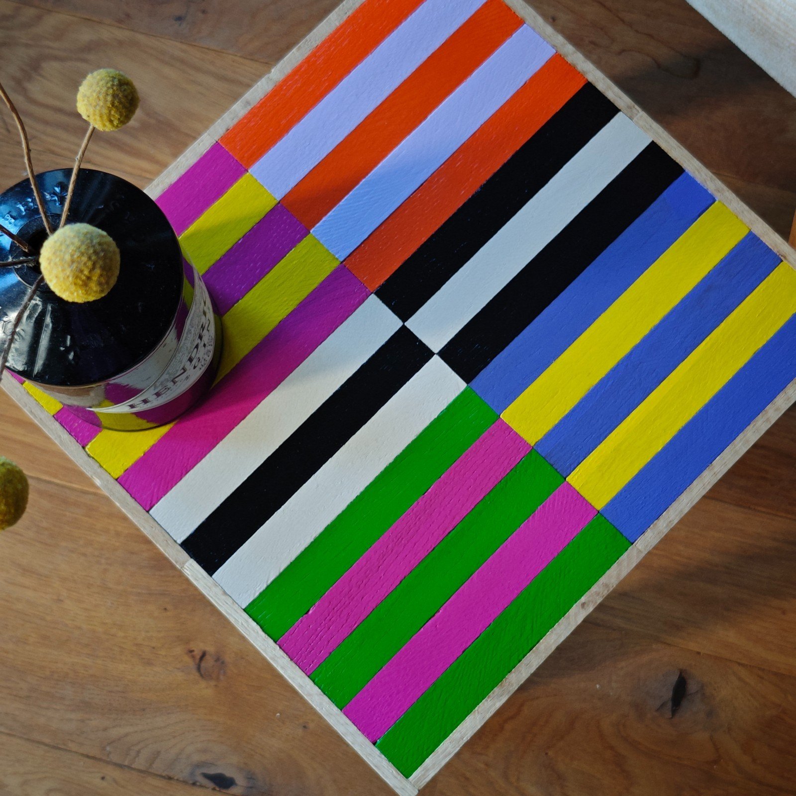 Kleurrijk handgemaakt houten bijzettafeltje - uniek item voor jouw interieur