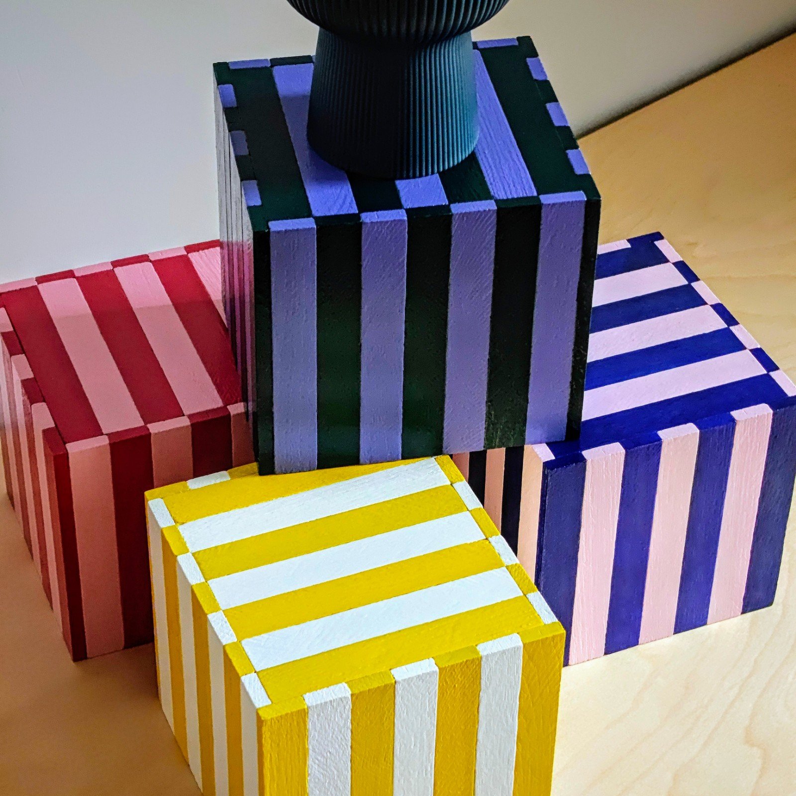 Kleurrijke handgemaakte houten blokken