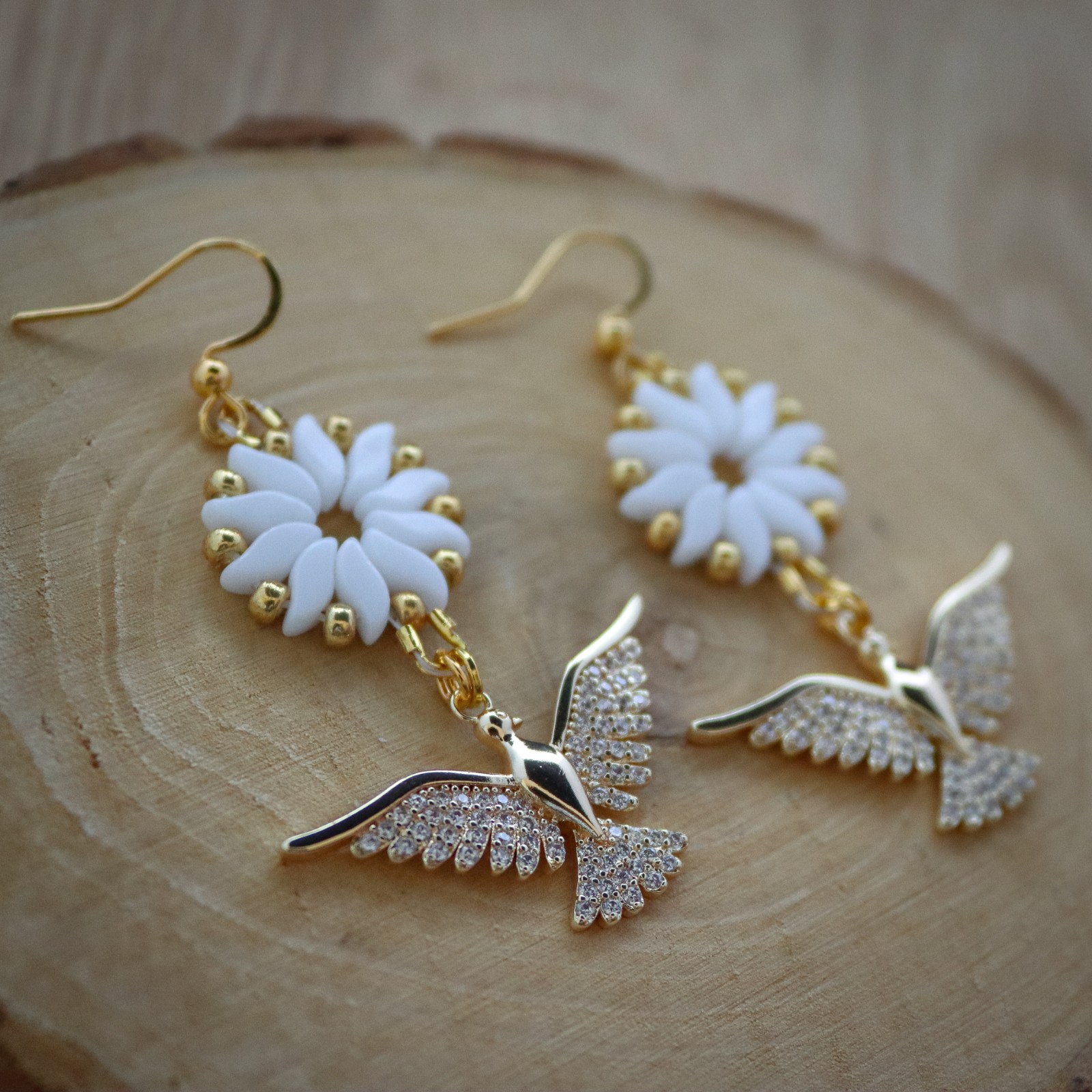 Licht & Vrede, Oorbellen met vredesduif en hoopvolle zonnestralen.