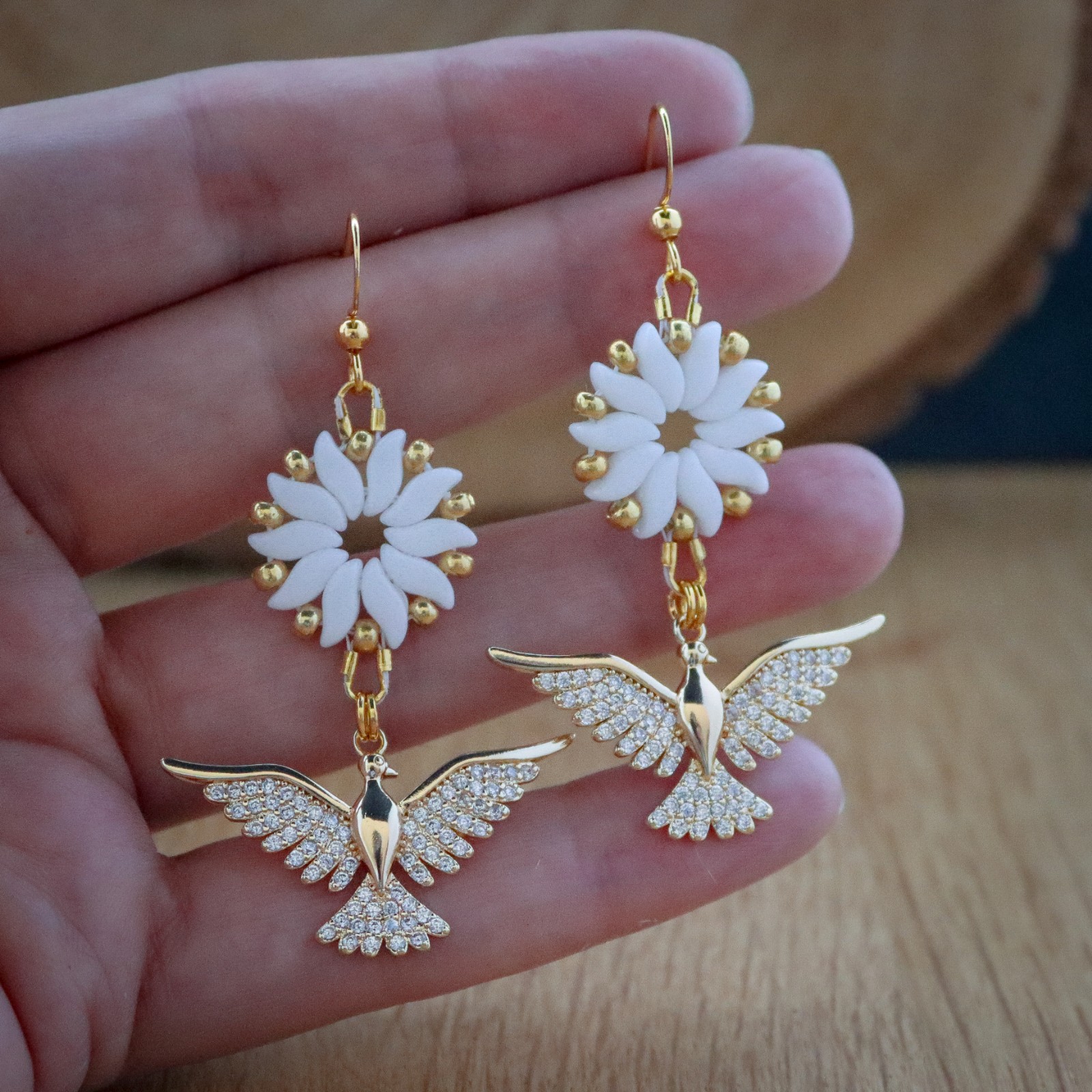 Licht & Vrede, Oorbellen met vredesduif en hoopvolle zonnestralen.