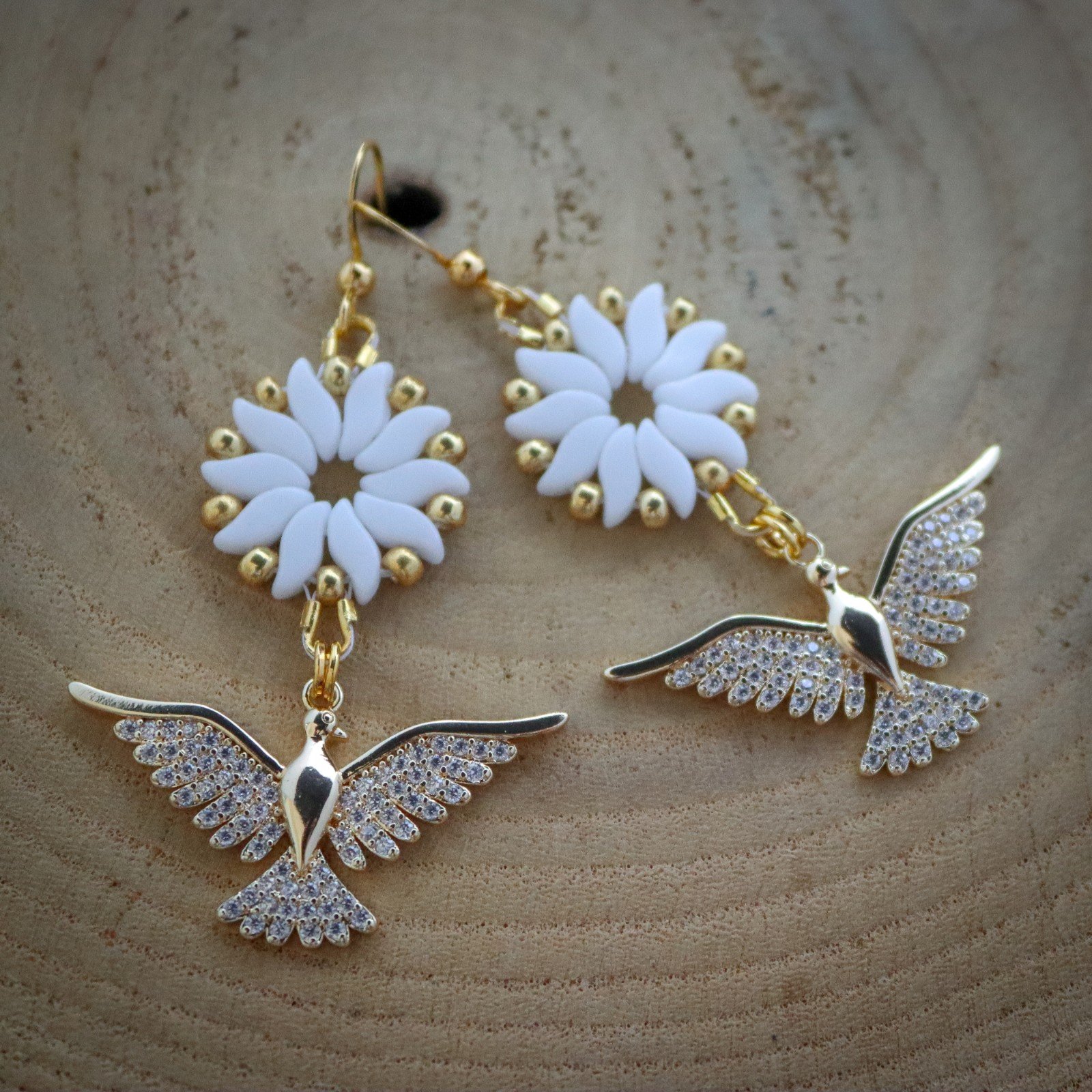 Licht & Vrede, Oorbellen met vredesduif en hoopvolle zonnestralen.