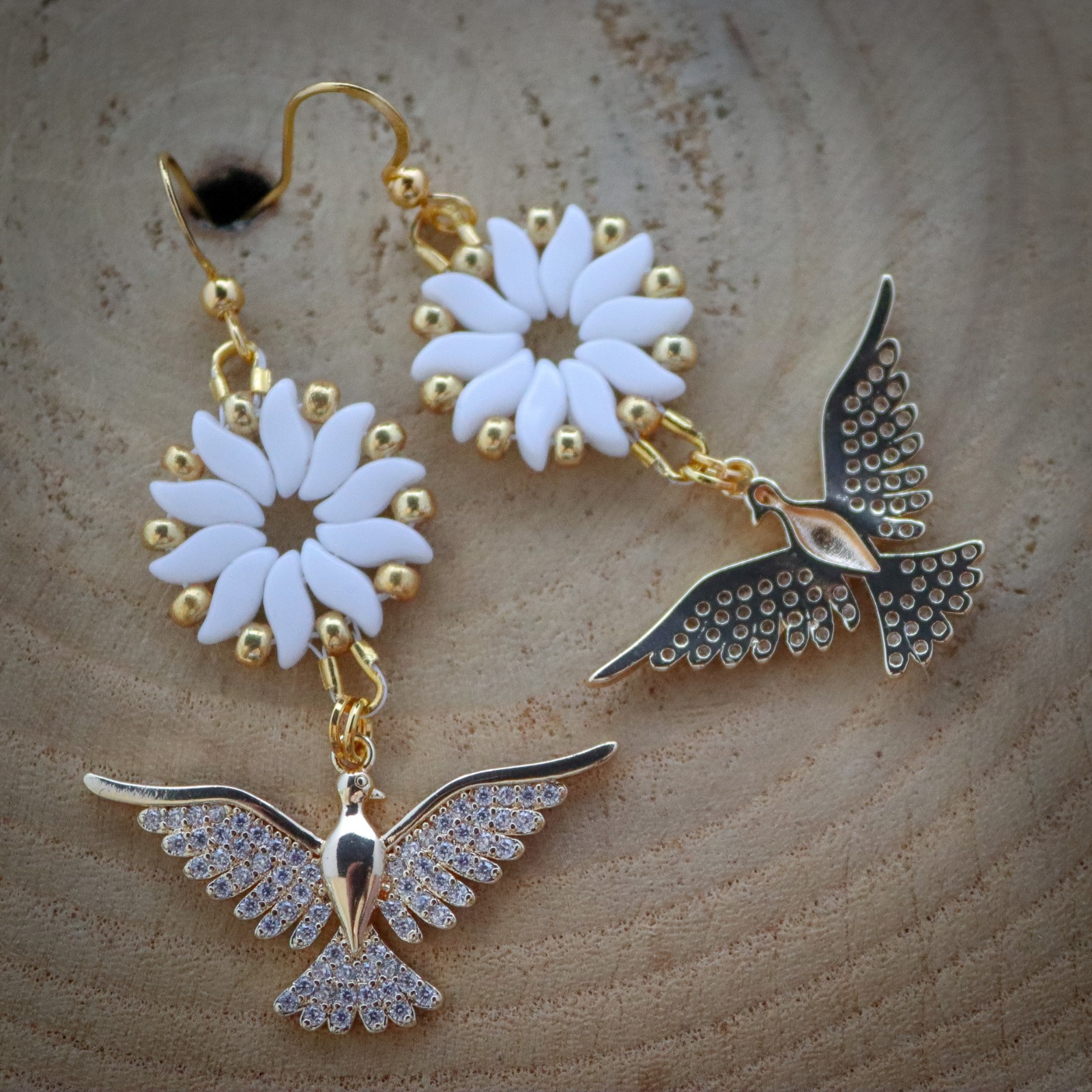 Licht & Vrede, Oorbellen met vredesduif en hoopvolle zonnestralen.