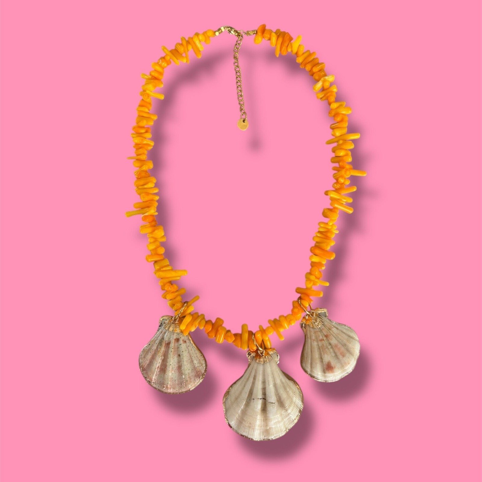 Pascalle ketting - 74831.jpeg Ketting van faux koraal oranje met schelpen hangers/bedels