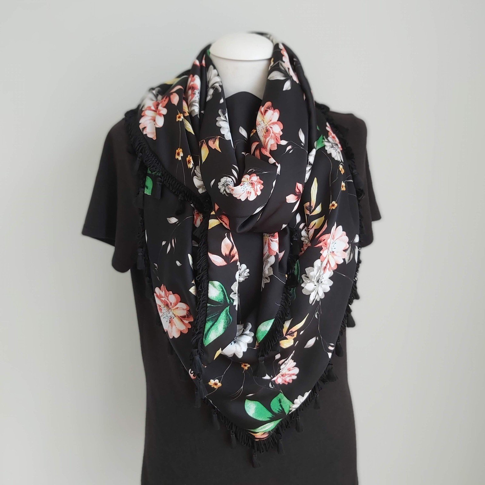 Polyester 3-hoek sjaal met kwastjes (zwart | bloemen) - 75096.jpeg Polyester 3-hoek sjaal met kwastjes (zwart | bloemen)