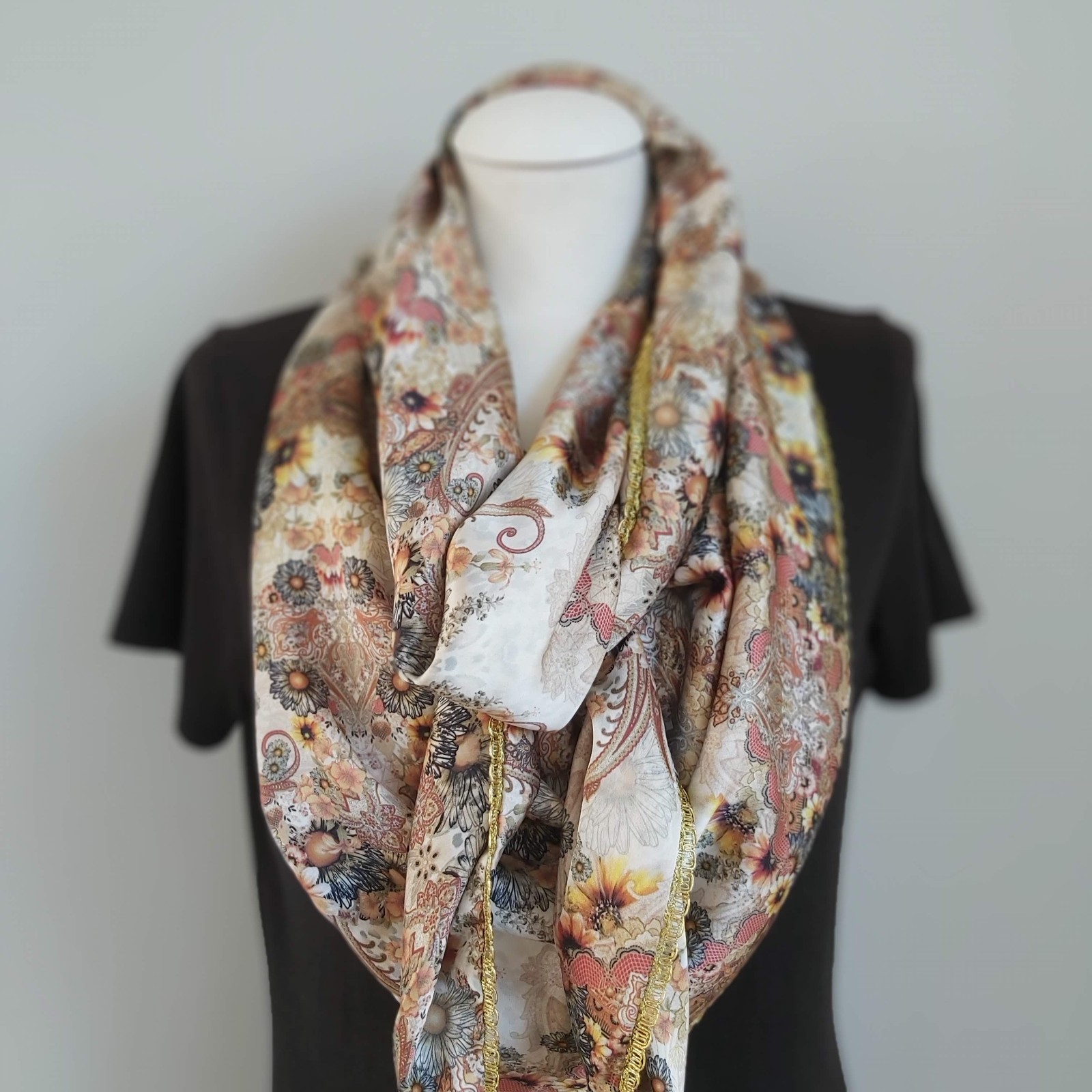 Satijnen 3-hoek sjaal met band ( beige | paisley, bloemen)