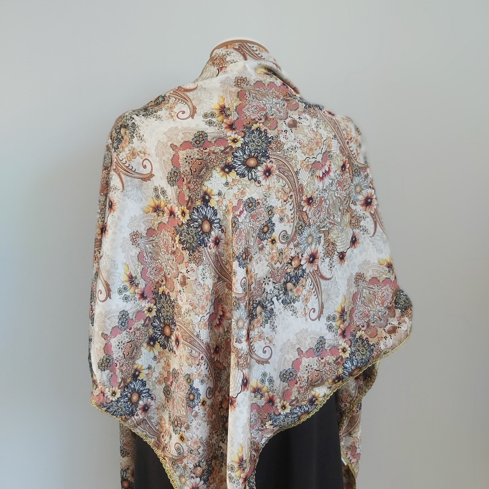 Satijnen 3-hoek sjaal met band ( beige | paisley, bloemen)