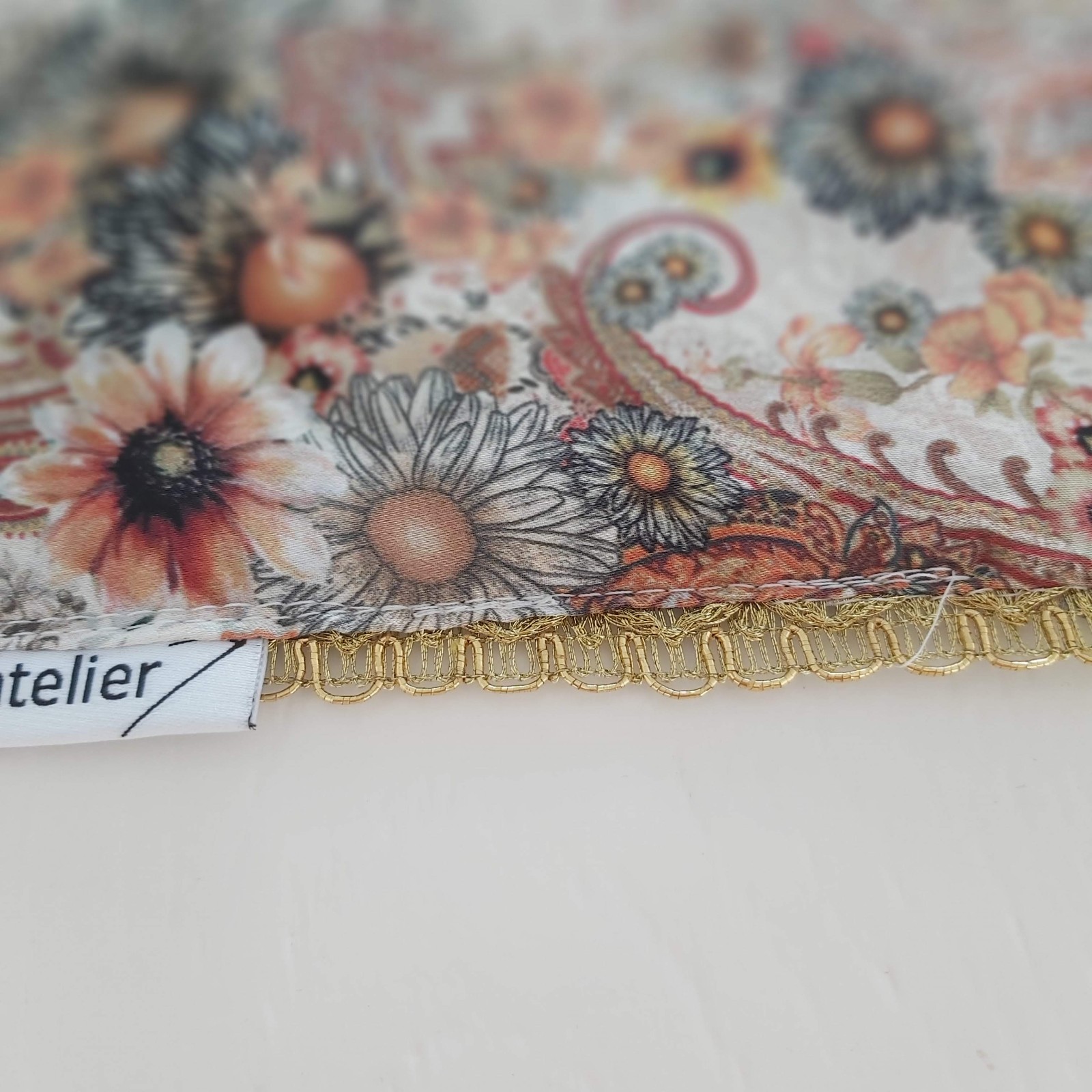 Satijnen 3-hoek sjaal met band ( beige | paisley, bloemen)