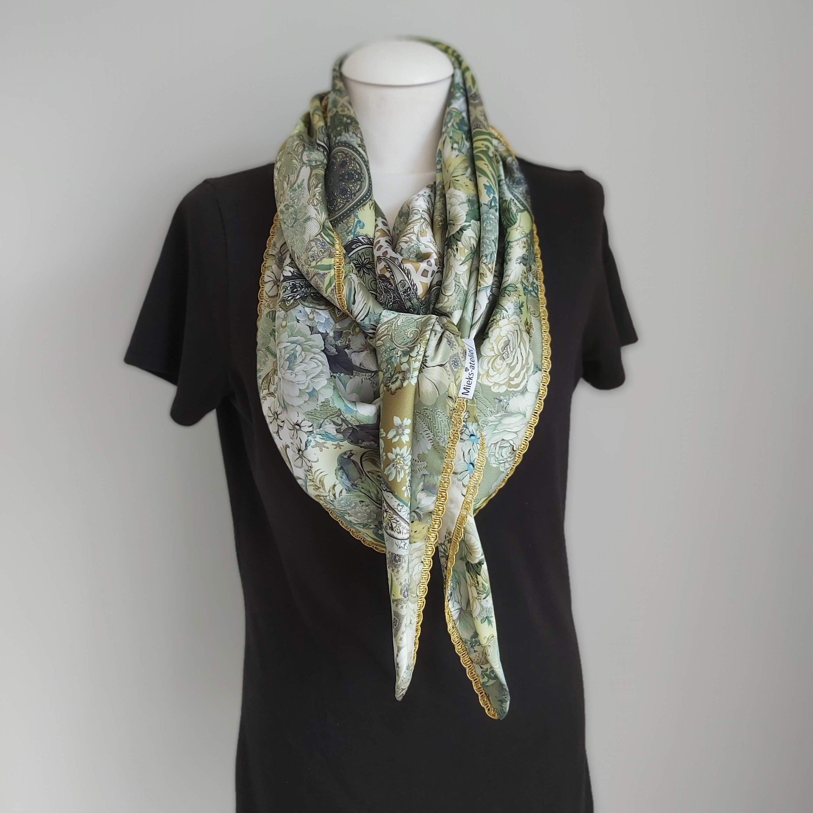 Satijnen 3-hoek sjaal met band (groen | paisley, bloemen) - 74984.jpeg Satijnen 3-hoek sjaal met band (groen | paisley, bloemen)