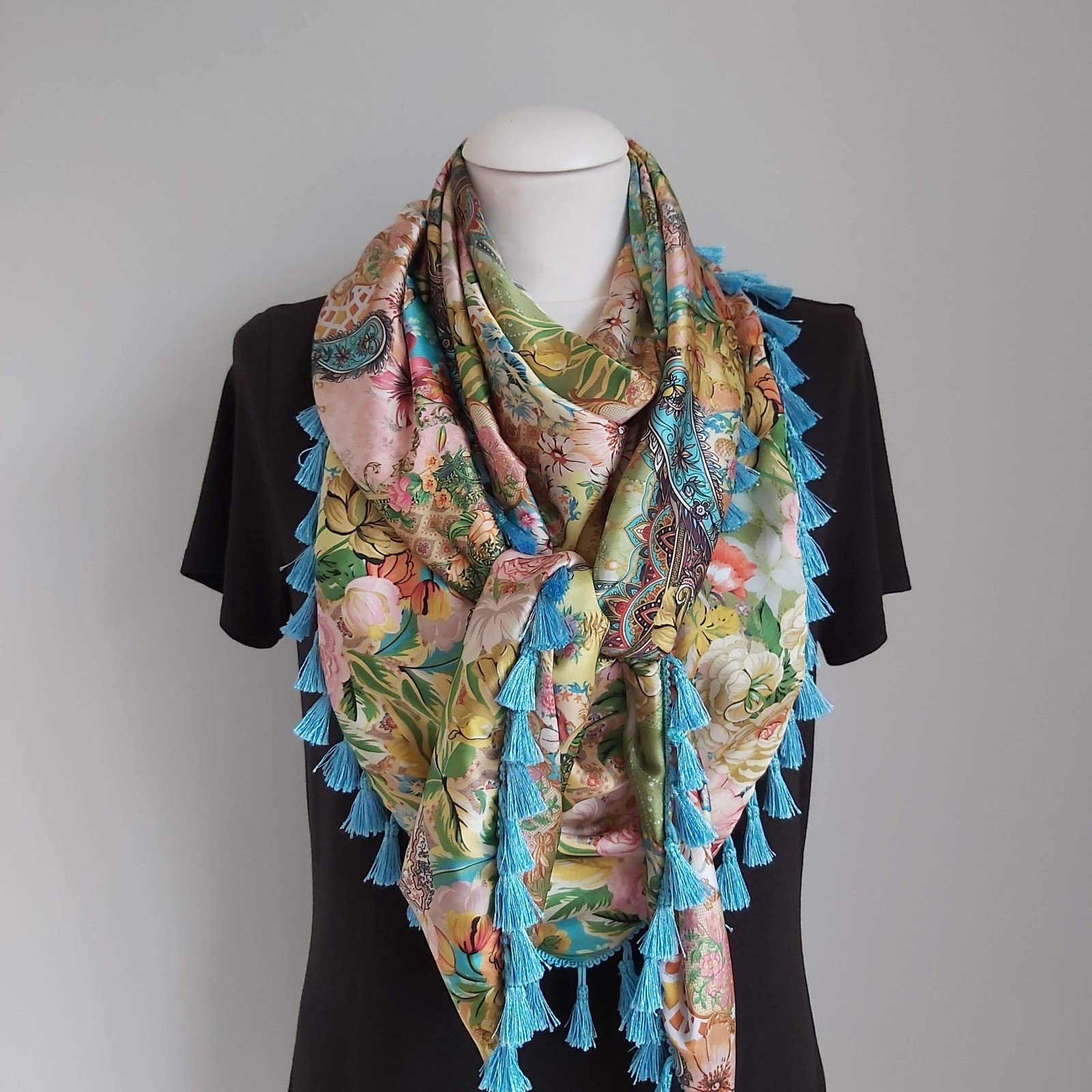 Satijnen 3-hoek sjaal met kwastjes (roze, turquoise | paisley, bloemen) - 74946.jpeg Satijnen 3-hoek sjaal met kwastjes (roze, turquoise | paisley, bloemen)