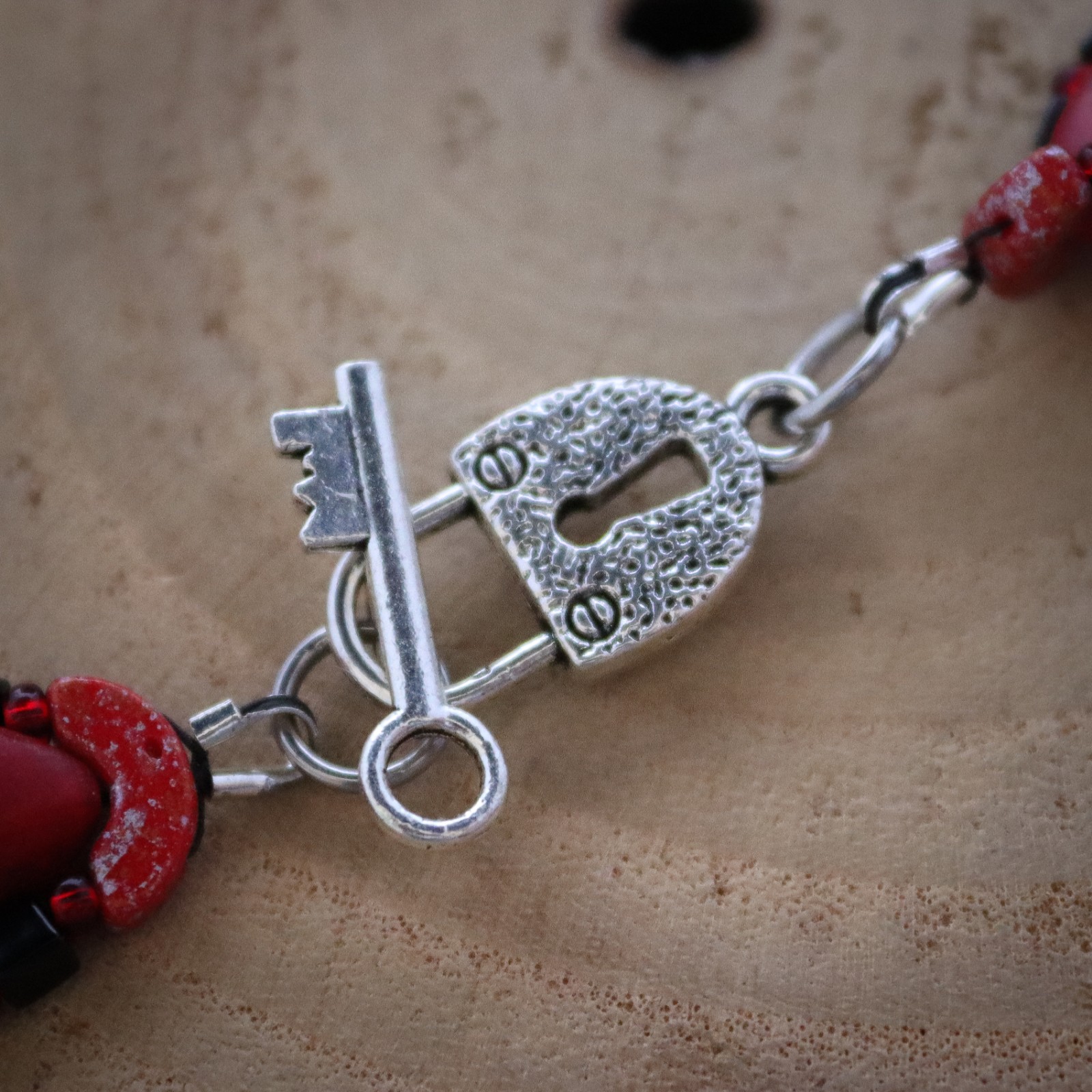 Tranen & Troost, Ketting met hartslot en rood koraal