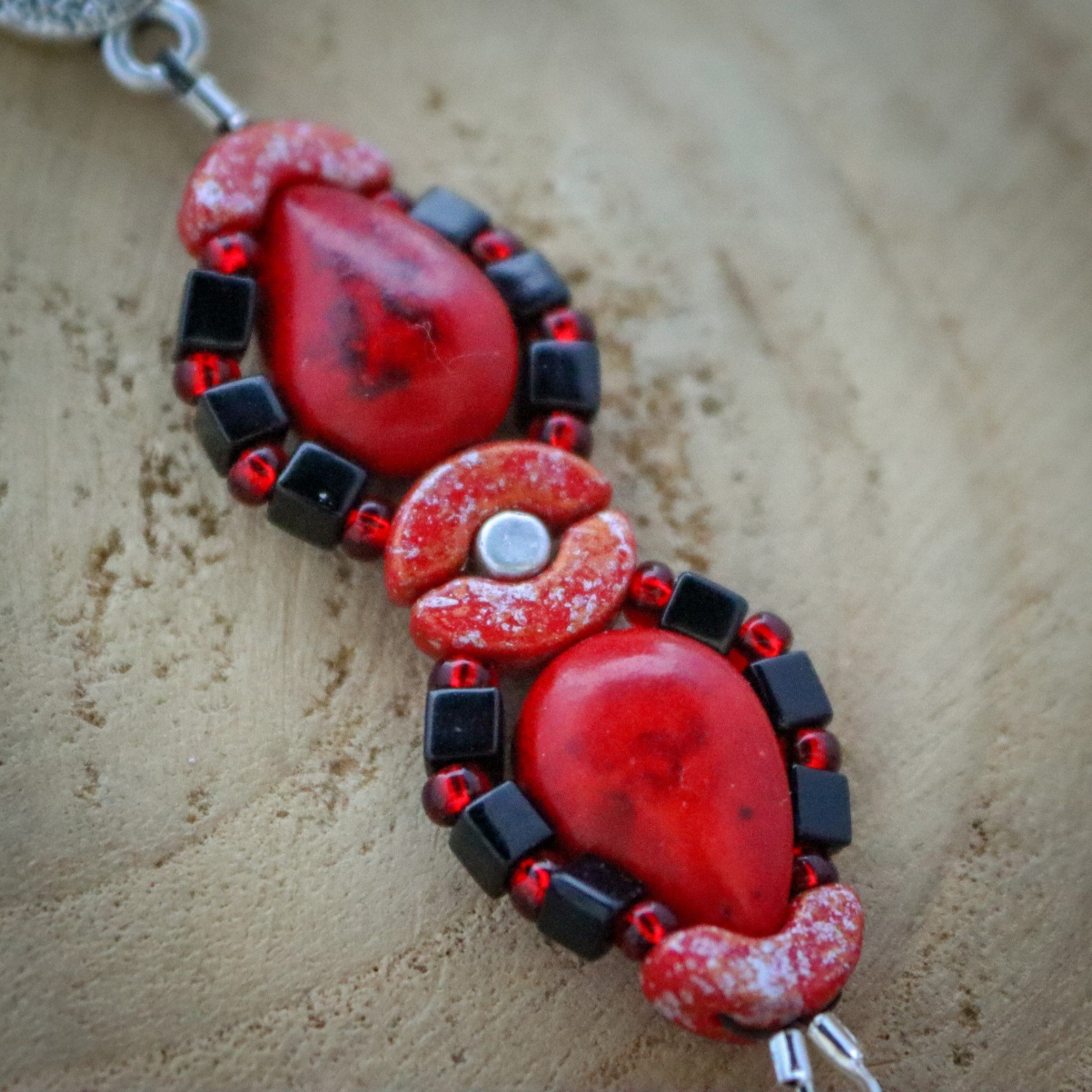 Tranen & Troost, Ketting met hartslot en rood koraal