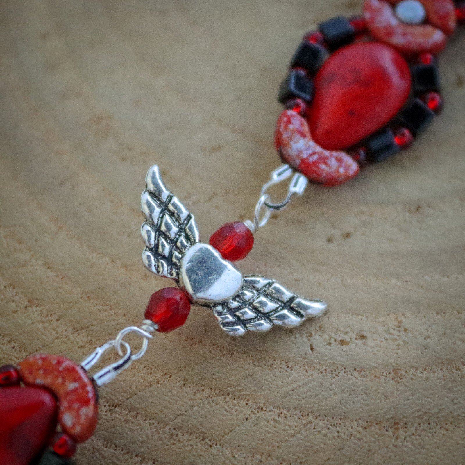 Tranen & Troost, Ketting met hartslot en rood koraal