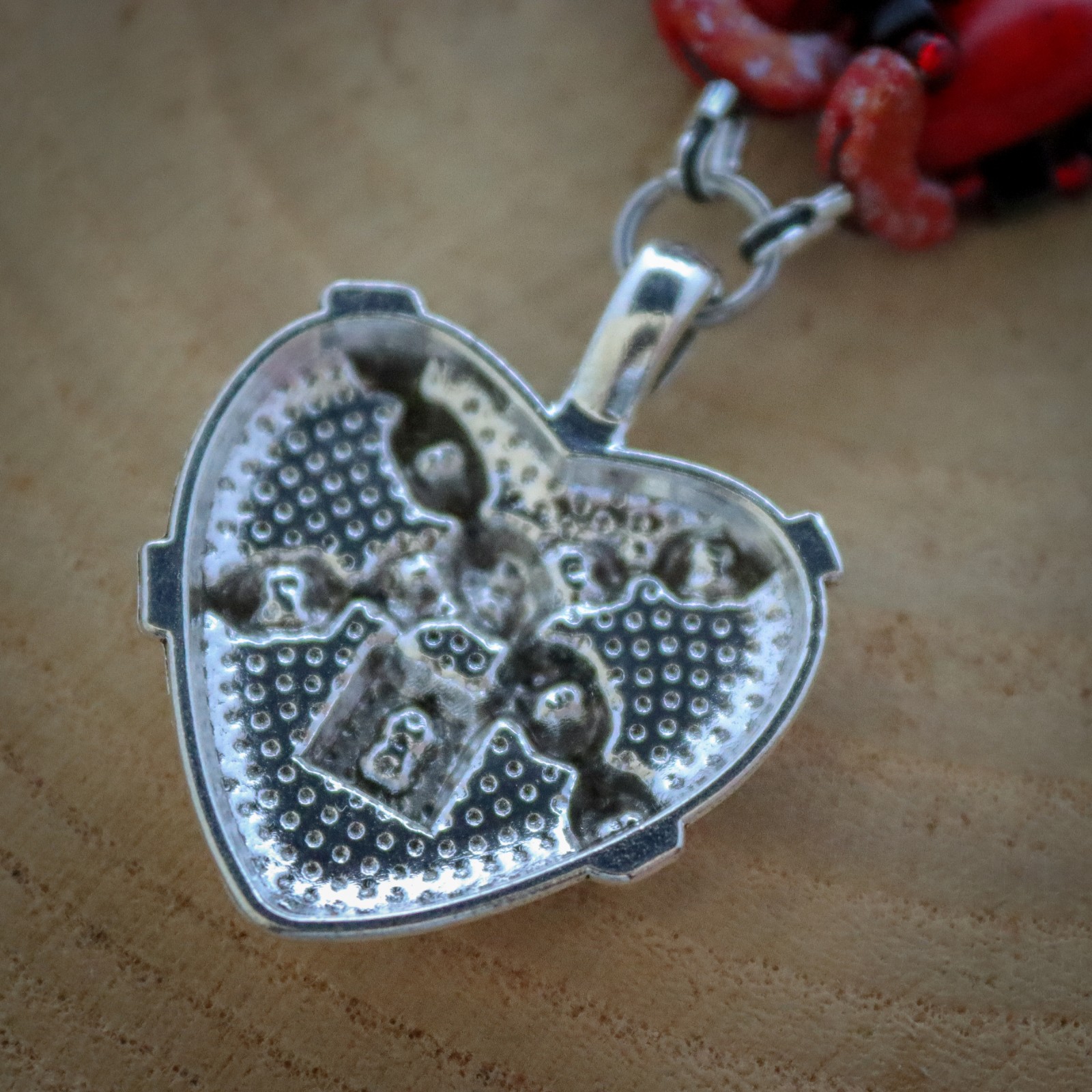 Tranen & Troost, Ketting met hartslot en rood koraal