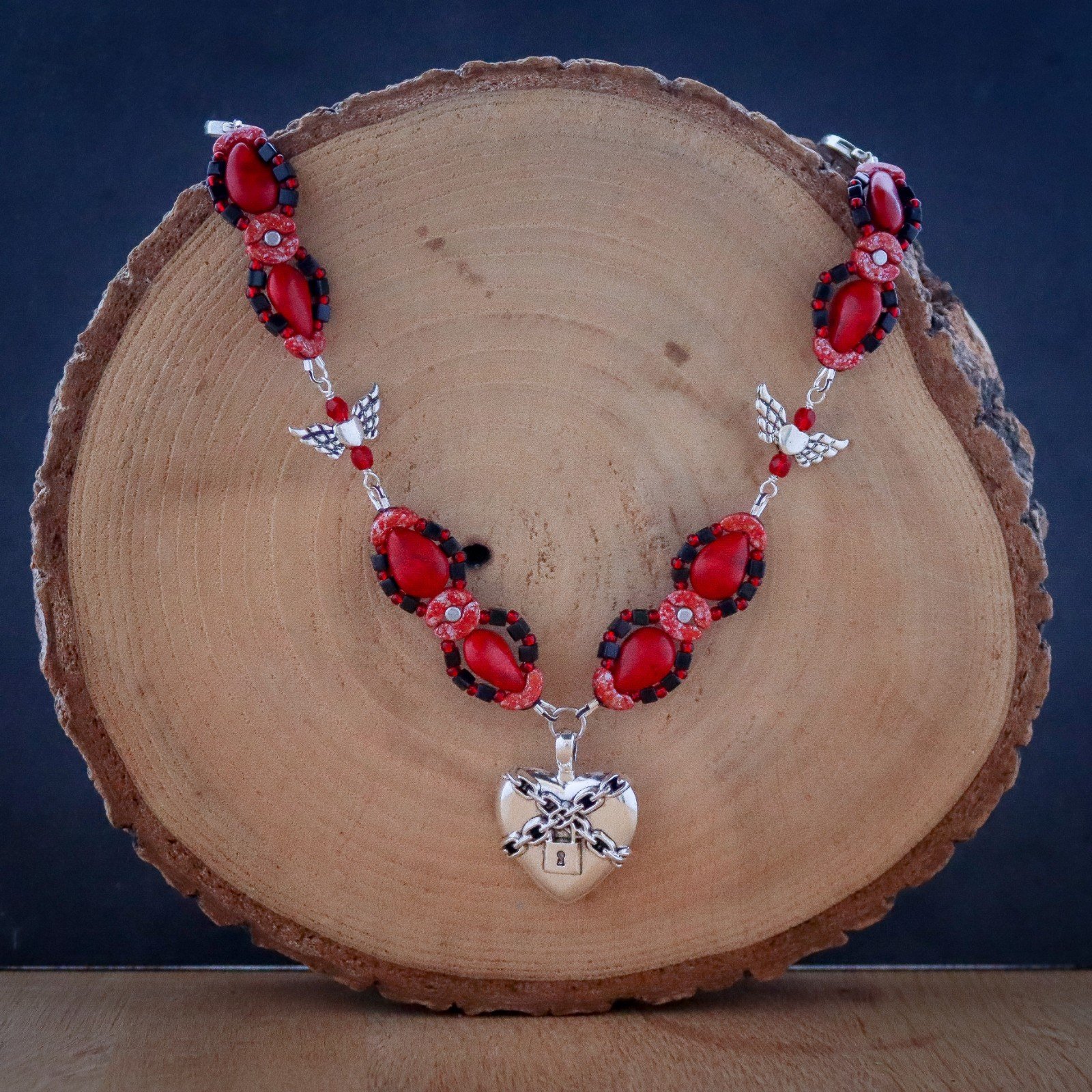 Tranen & Troost, Ketting met hartslot en rood koraal