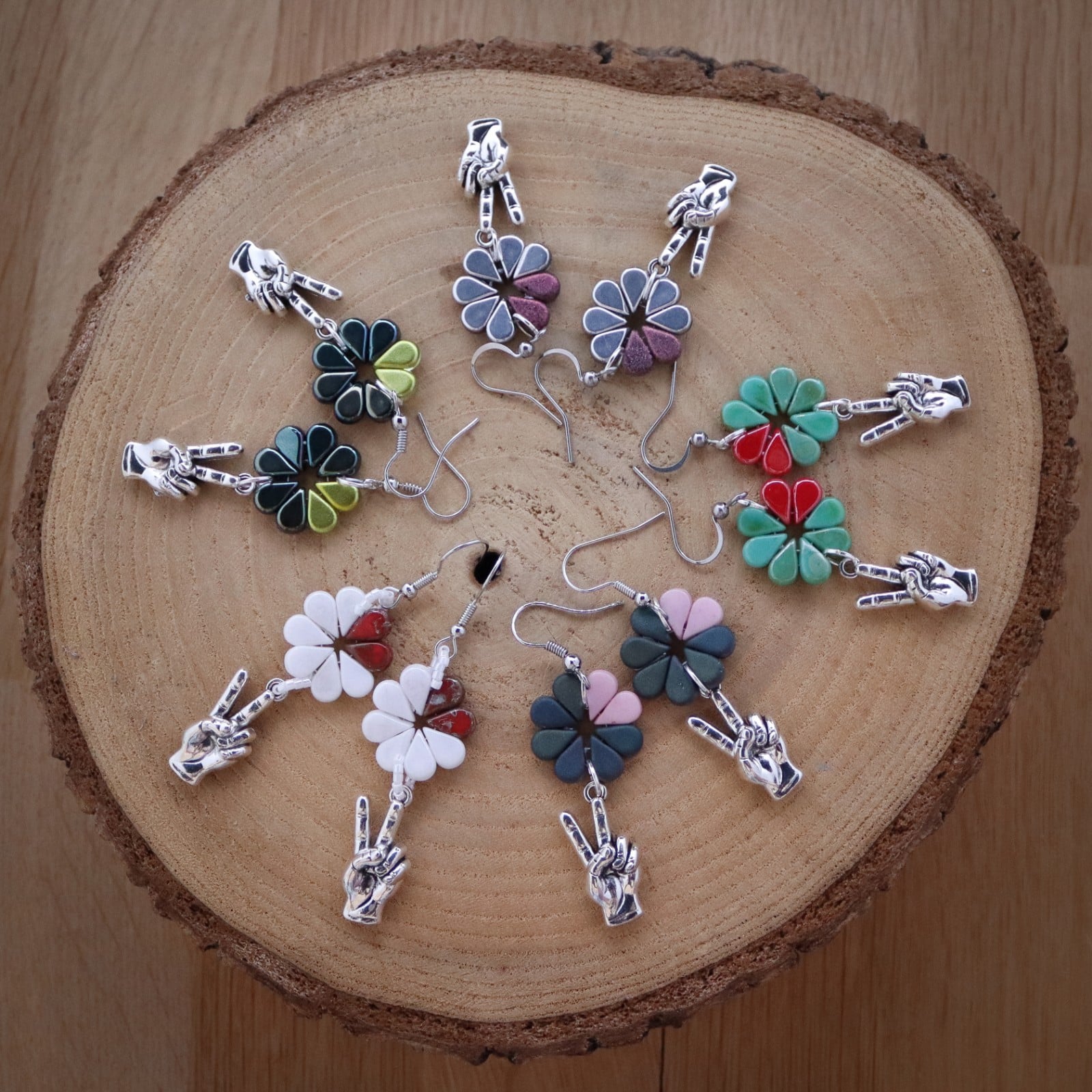 Vrede & Geluk, Handgemaakte oorbellen met betekenisvolle bedels.