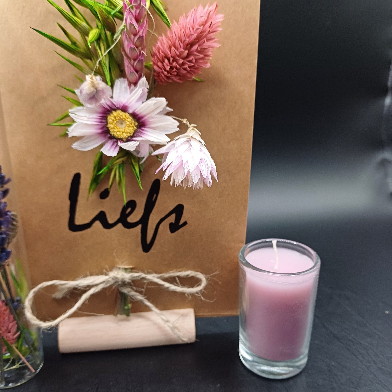 Wenskaart 'Liefs" met droogbloemen incl houder voor de kaart en een kaarsje - 74768.jpeg Wenskaart 'Liefs" met droogbloemen incl houder voor de kaart en een kaarsje