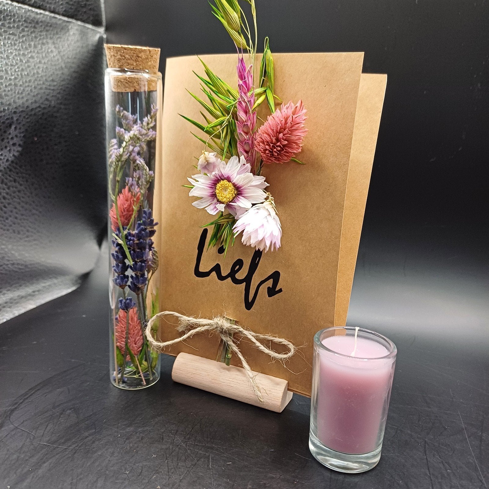 Wenskaart 'Liefs" met droogbloemen incl houder voor de kaart en een kaarsje - 74769.jpeg Wenskaart 'Liefs" met droogbloemen incl houder voor de kaart en een kaarsje