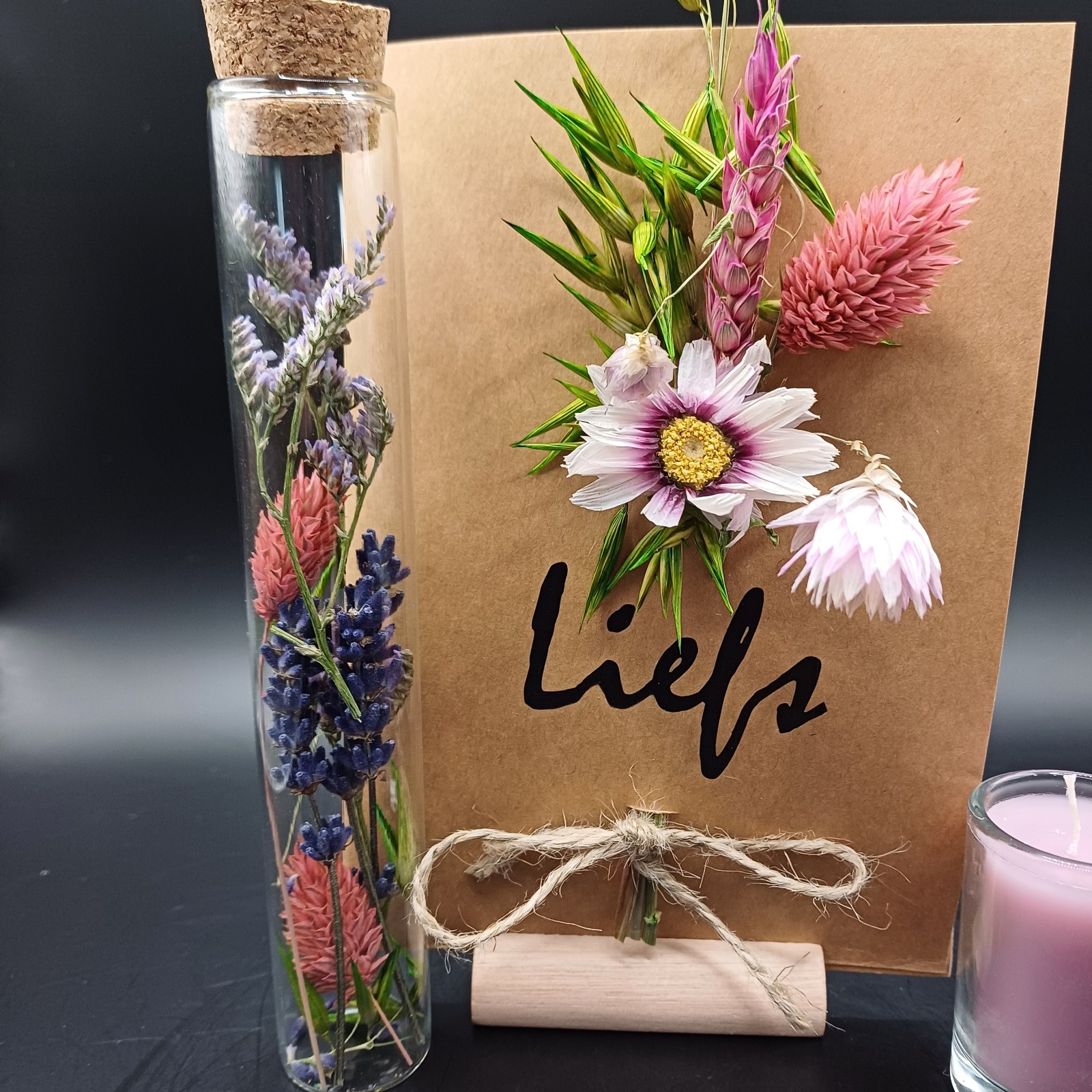 Wenskaart 'Liefs" met droogbloemen incl houder voor de kaart en een kaarsje - 74770.jpeg Wenskaart 'Liefs" met droogbloemen incl houder voor de kaart en een kaarsje