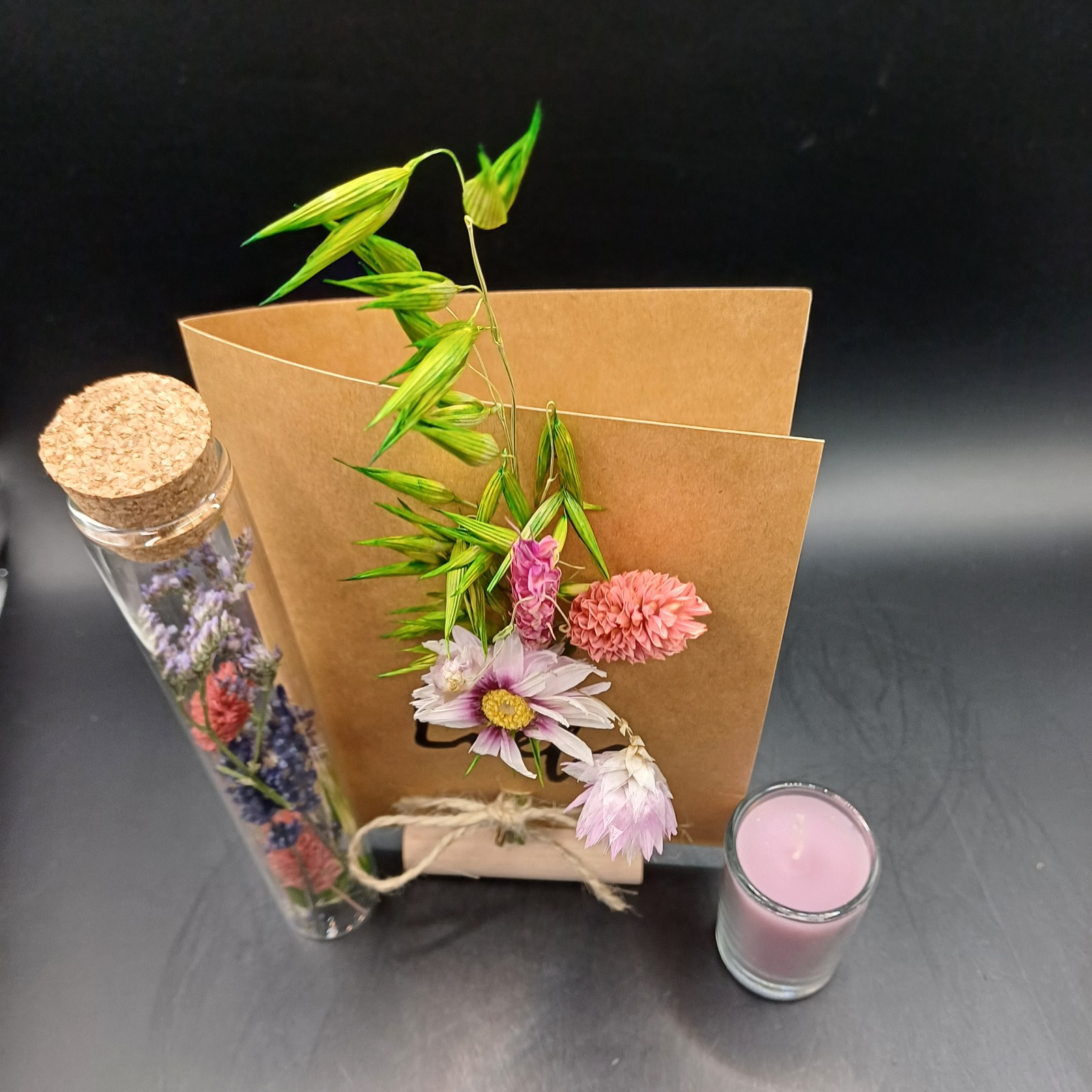 Wenskaart 'Liefs" met droogbloemen incl houder voor de kaart en een kaarsje - 74771.jpeg Wenskaart 'Liefs" met droogbloemen incl houder voor de kaart en een kaarsje