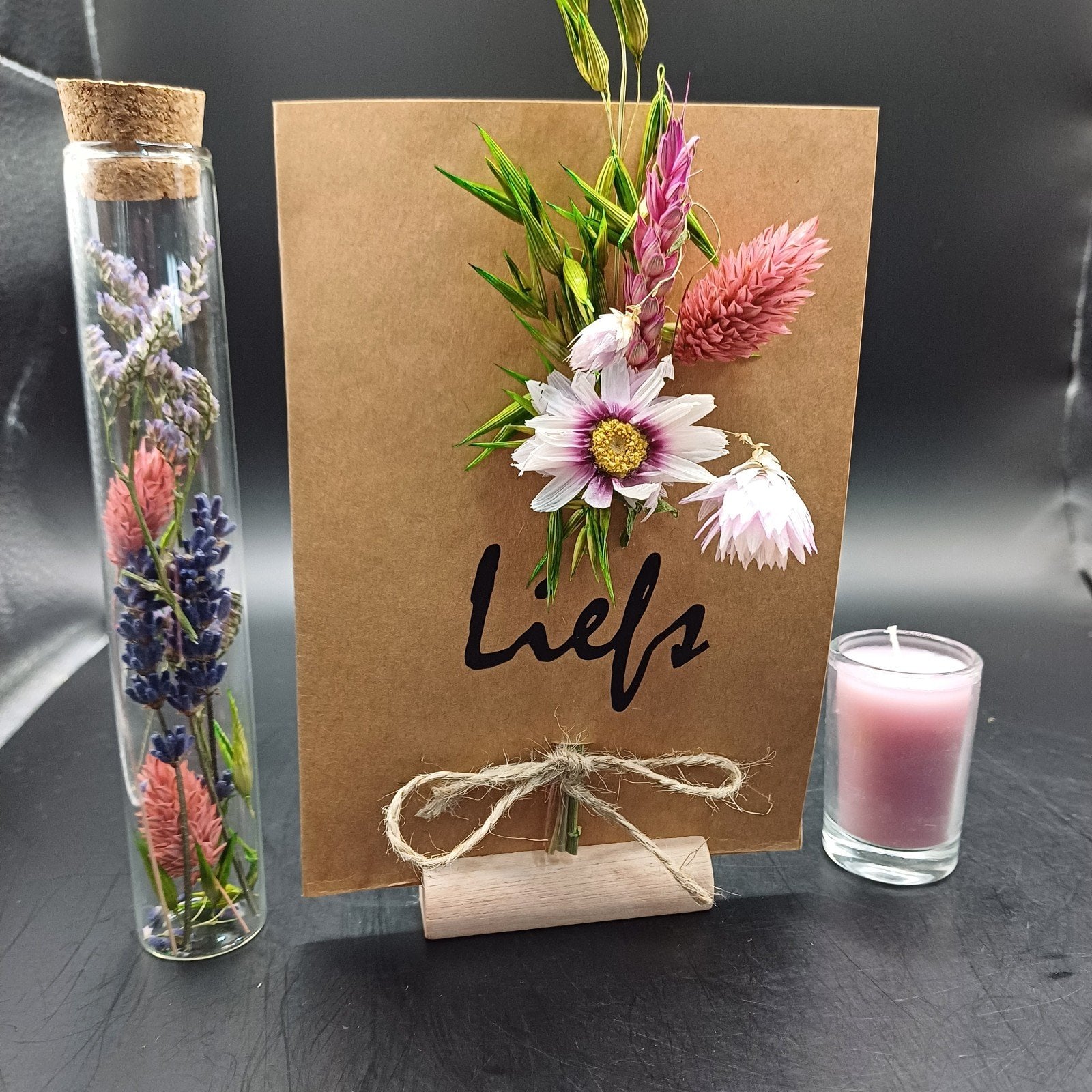 Wenskaart 'Liefs" met droogbloemen incl houder voor de kaart en een kaarsje - 74772.jpeg Wenskaart 'Liefs" met droogbloemen incl houder voor de kaart en een kaarsje