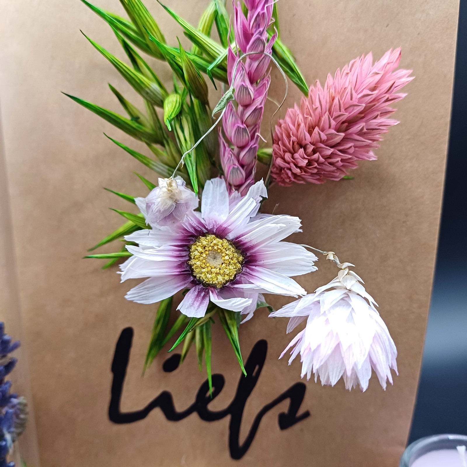 Wenskaart 'Liefs" met droogbloemen incl houder voor de kaart en een kaarsje - 74773.jpeg Wenskaart 'Liefs" met droogbloemen incl houder voor de kaart en een kaarsje