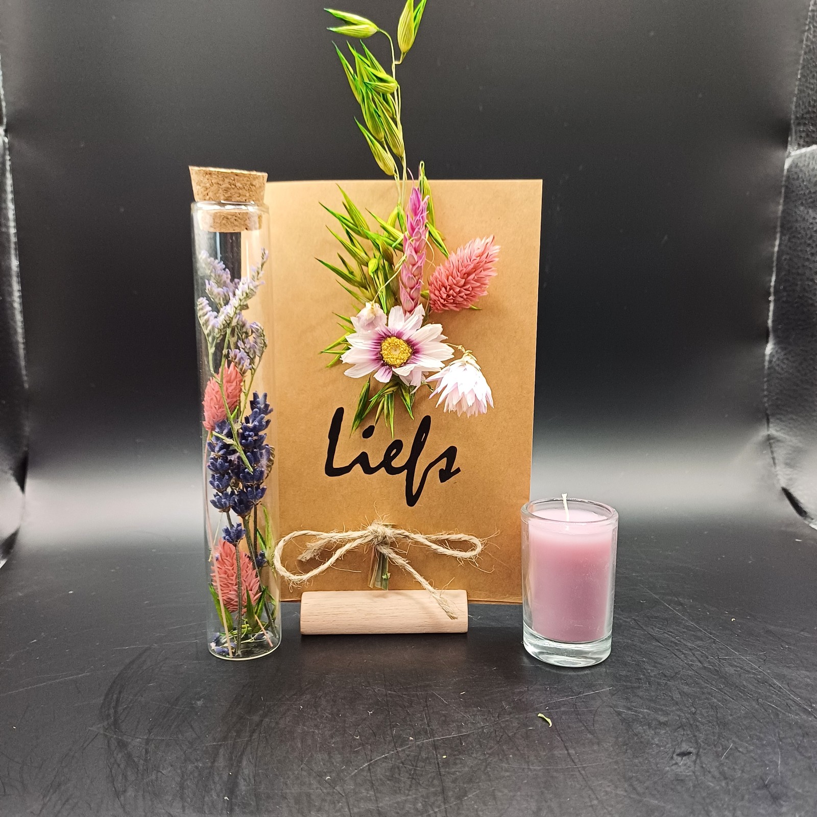 Wenskaart 'Liefs" met droogbloemen incl houder voor de kaart en een kaarsje - 74774.jpeg Wenskaart 'Liefs" met droogbloemen incl houder voor de kaart en een kaarsje