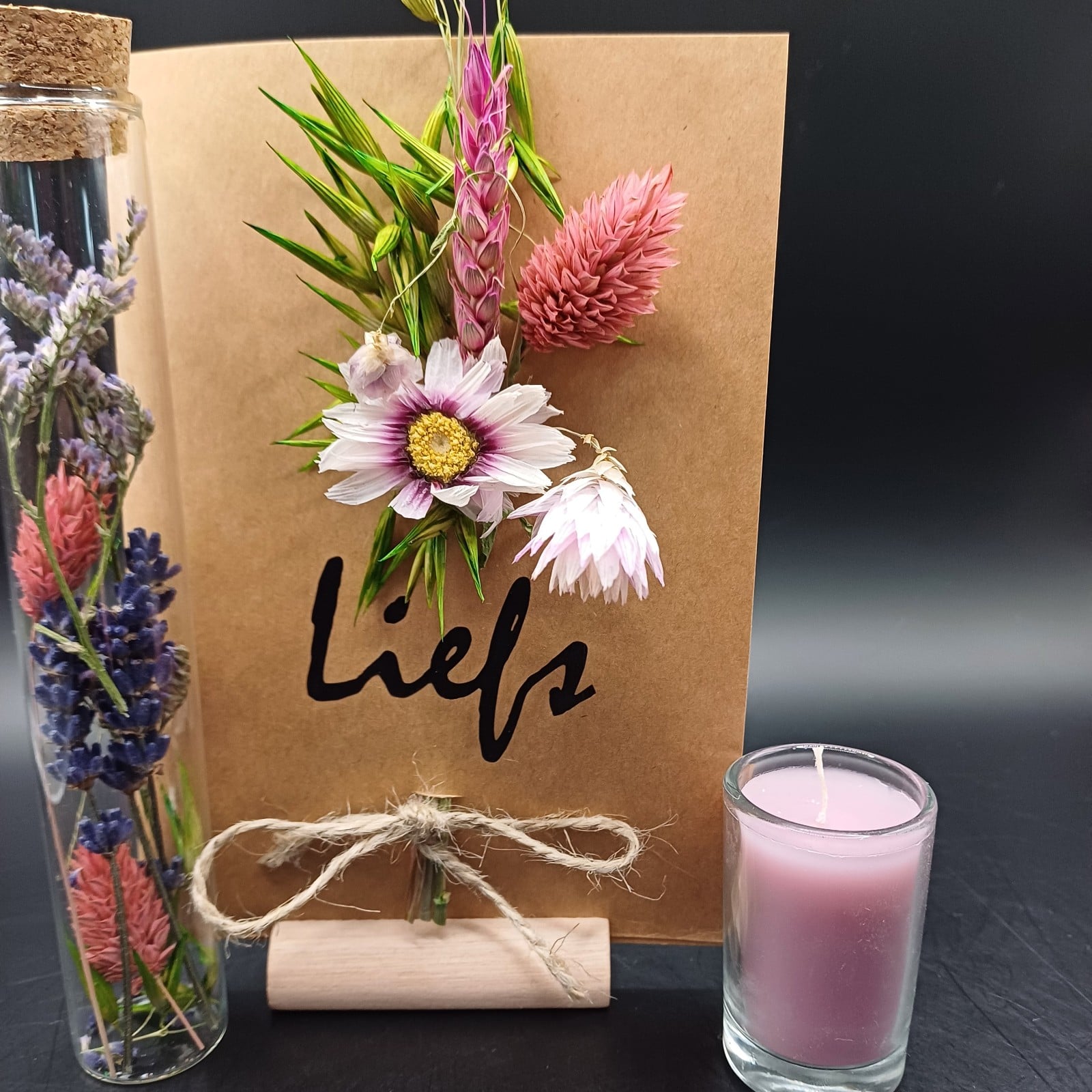Wenskaart 'Liefs" met droogbloemen incl houder voor de kaart en een kaarsje - 74775.jpeg Wenskaart 'Liefs" met droogbloemen incl houder voor de kaart en een kaarsje