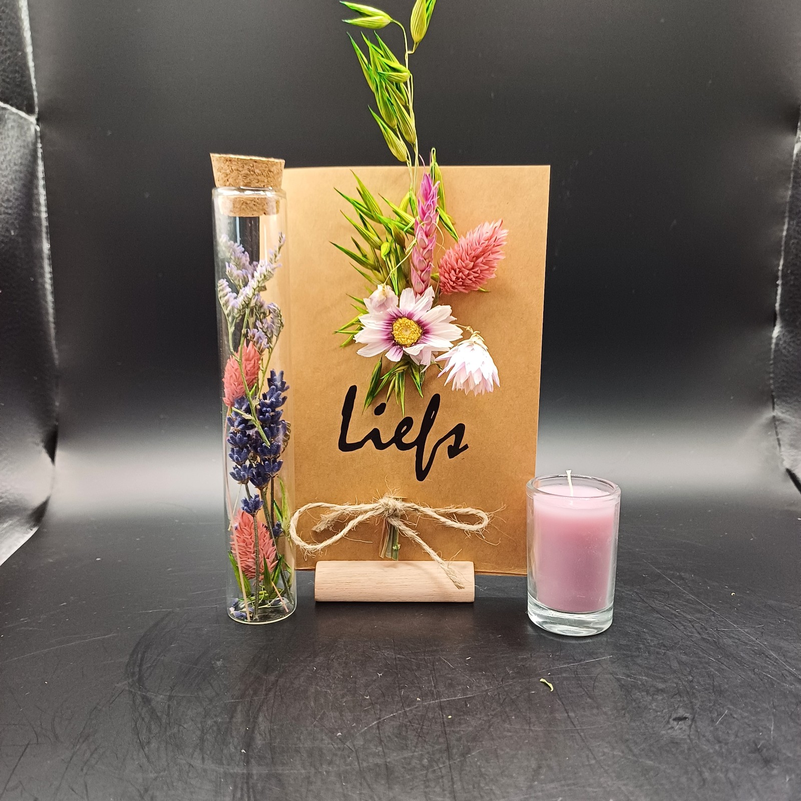 Wenskaart 'Liefs" met droogbloemen incl houder voor de kaart en een kaarsje - 74776.jpeg Wenskaart 'Liefs" met droogbloemen incl houder voor de kaart en een kaarsje