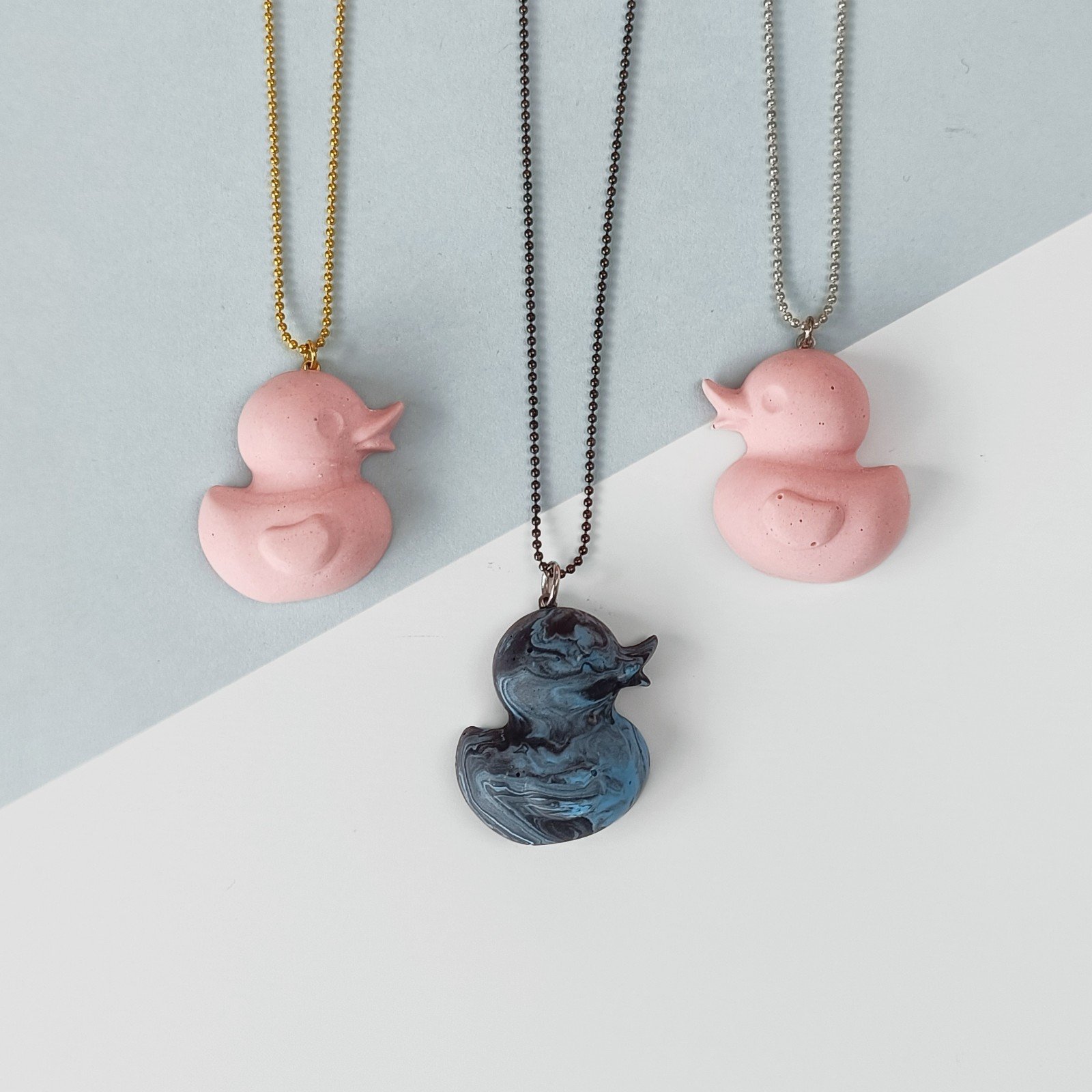 Ketting met roze of blauw eendje - 76444.jpeg Handgemaakte ketting met eendje van Jesmonite – roze of blauw
