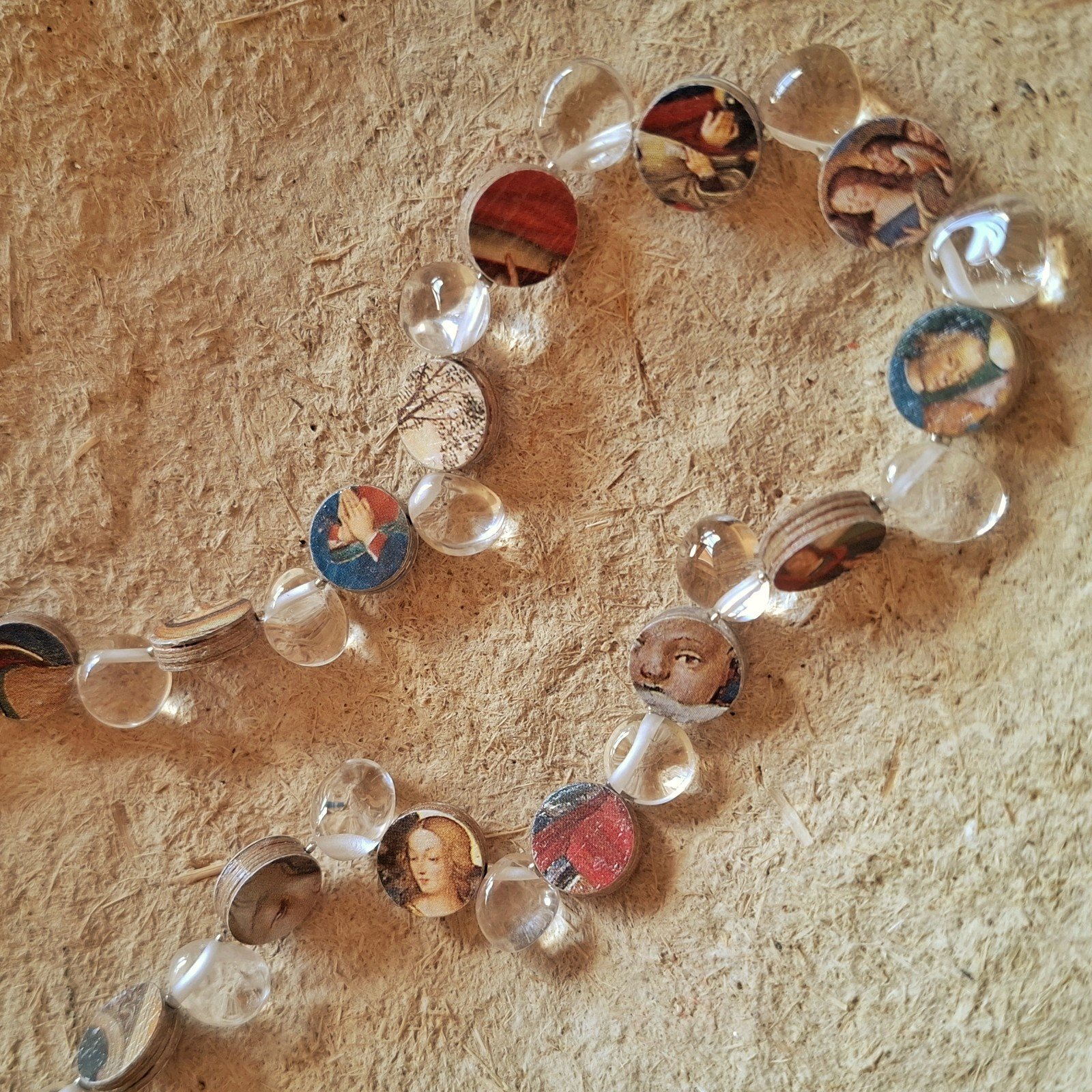 Gerecycelde ketting van papier en glaskralen