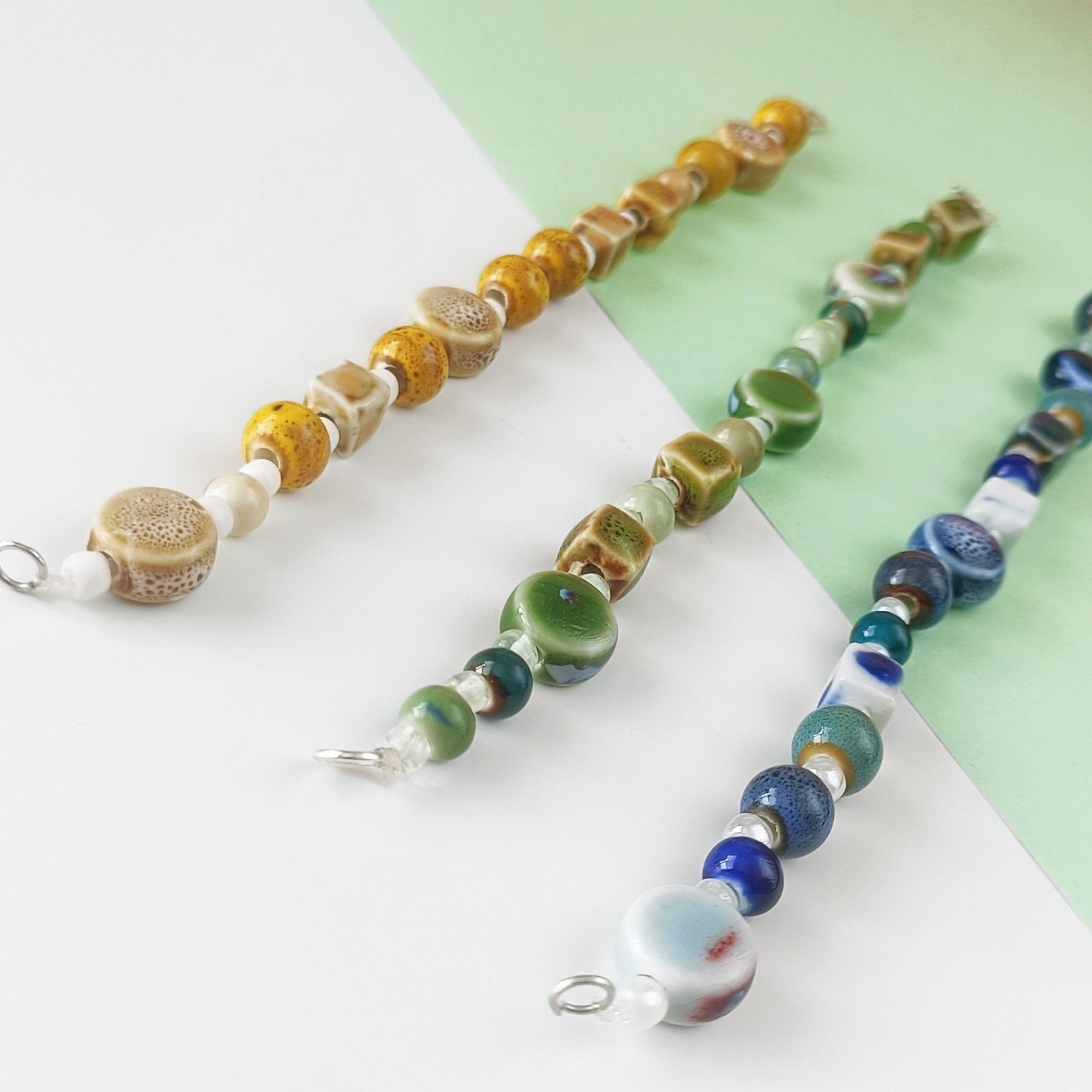 Kralen armband van keramische kralen in verschillende vormen - 82966 Kralen armband van keramische kralen in verschillende vormen