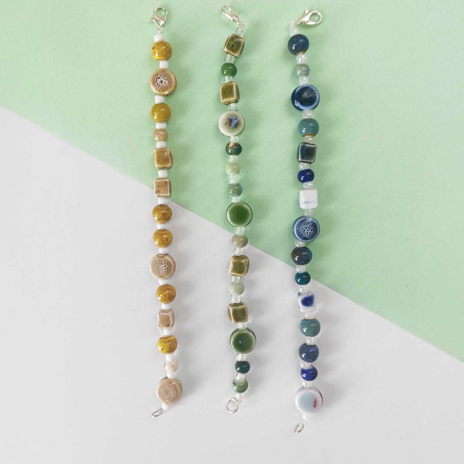 Kralen armband van keramische kralen in verschillende vormen - 82970 Kralen armband van keramische kralen in verschillende vormen