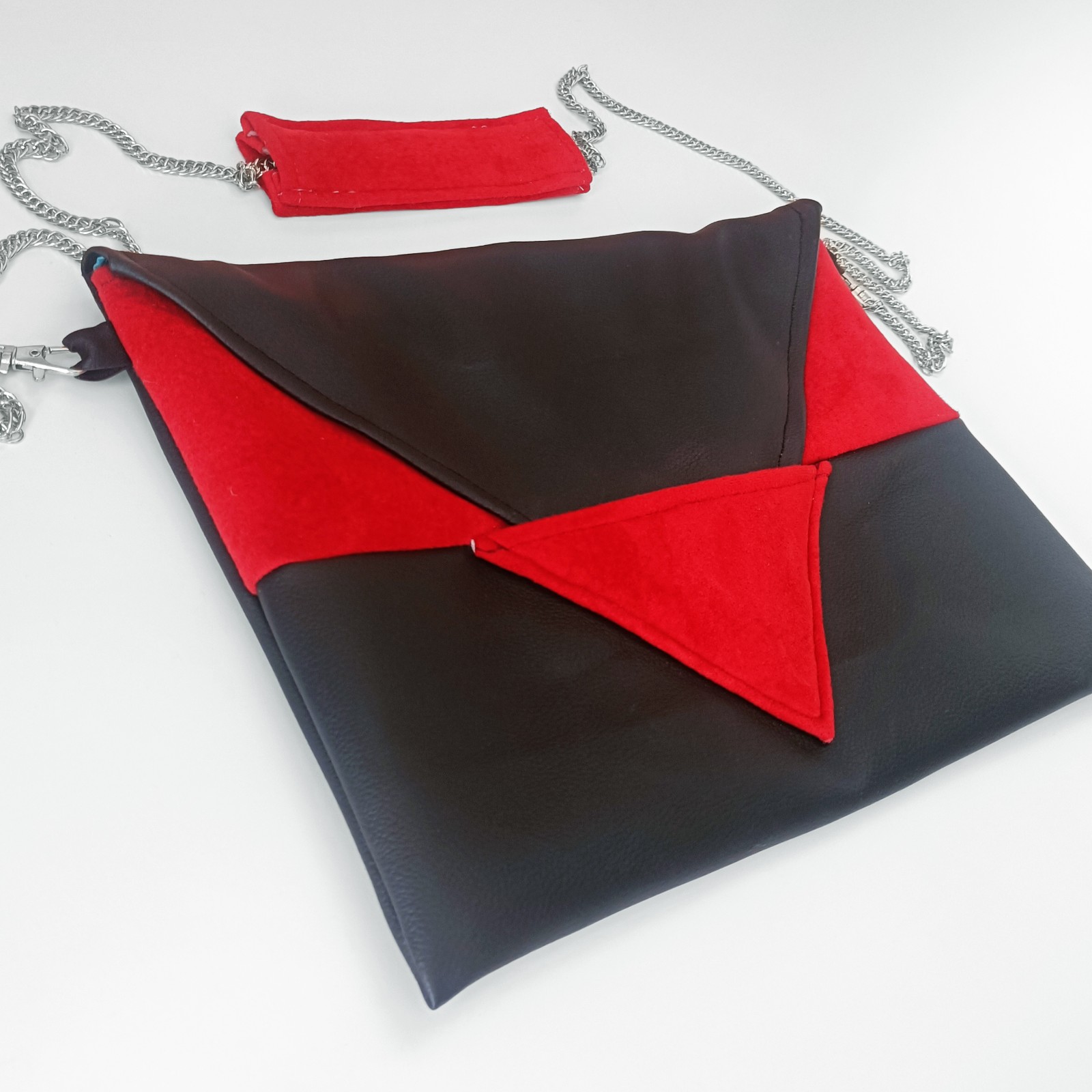 Rood met zwarte enveloppe handtas