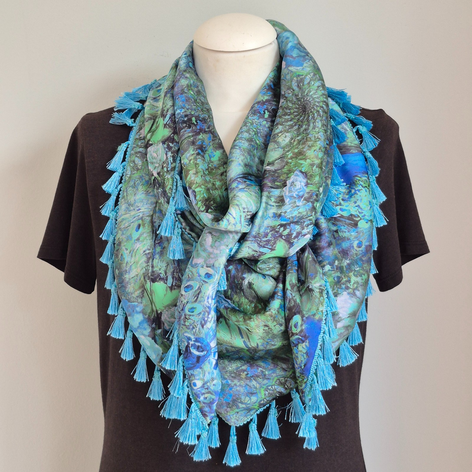 Satijnen 3-hoek sjaal met kwastjes (blauw | pauw)