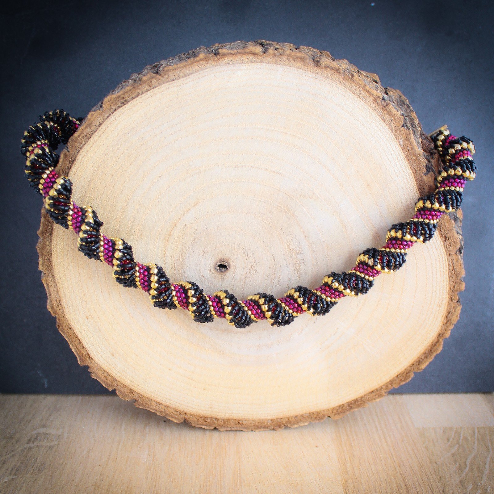 Spiraalvormige Kralenketting – Handgemaakt met 24 k Goud, Rood & Zwart