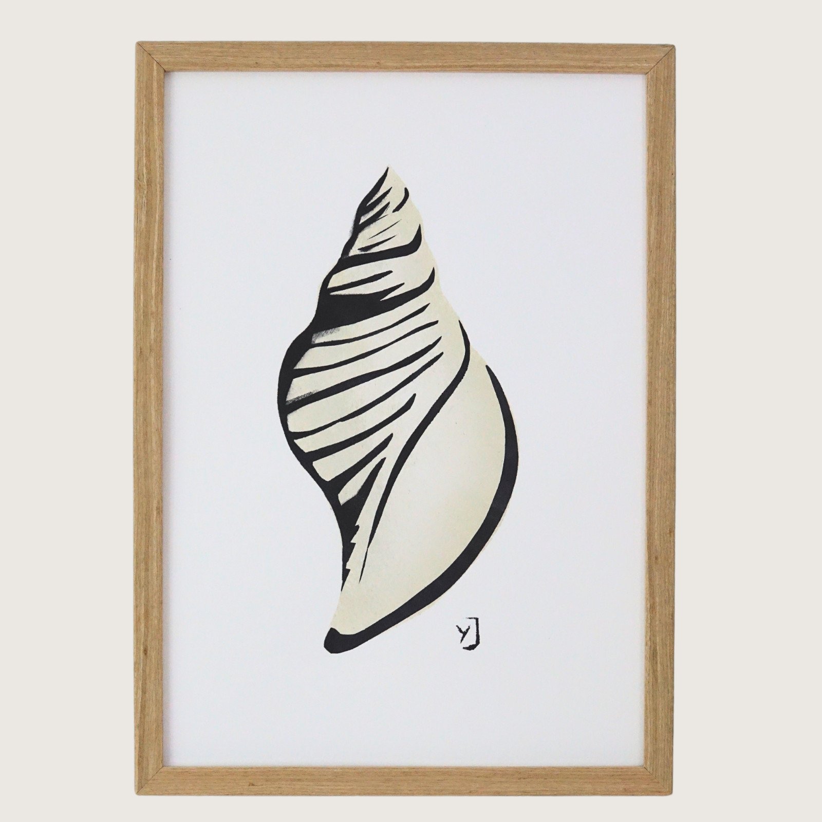 A4 handgemaakte print, hoornschelp, minimalistisch werk in Japandi stijl, in beige met zwart
