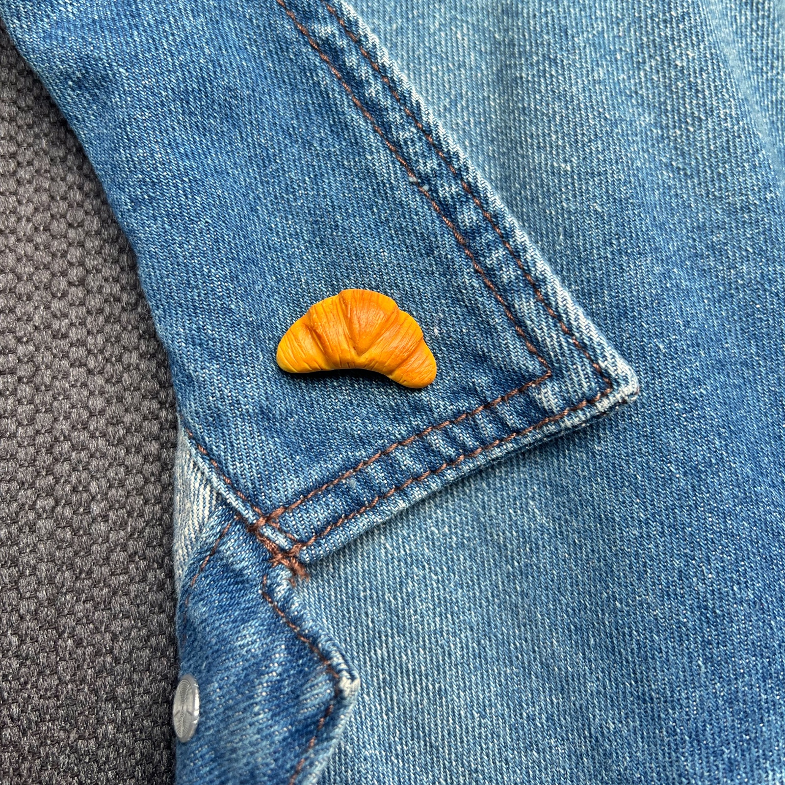 Croissant pin voor tas of kleding
