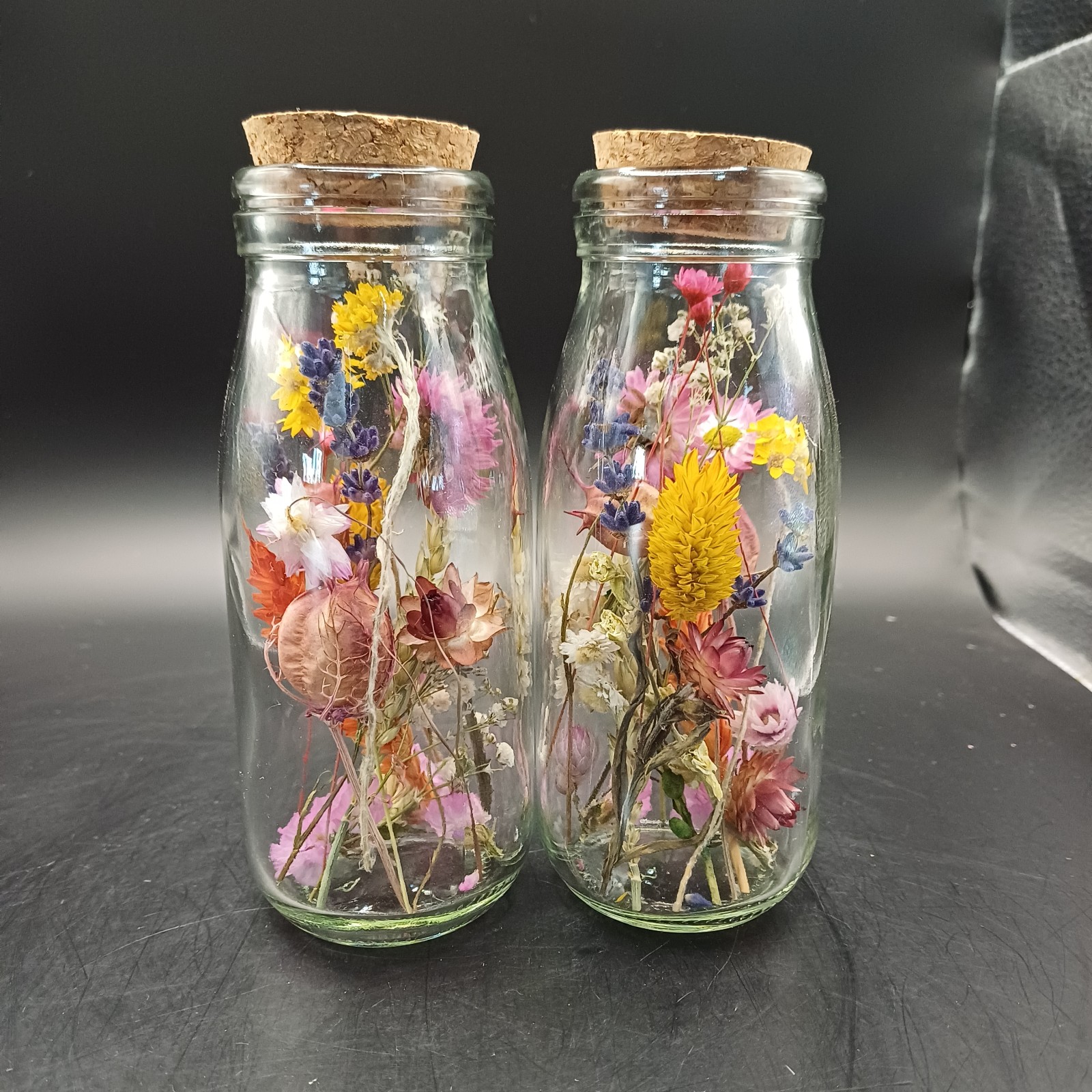 Fleurige droogbloemetjes in een set van 2 flesjes - 84335 Fleurige droogbloemetjes in een set van 2 flesjes