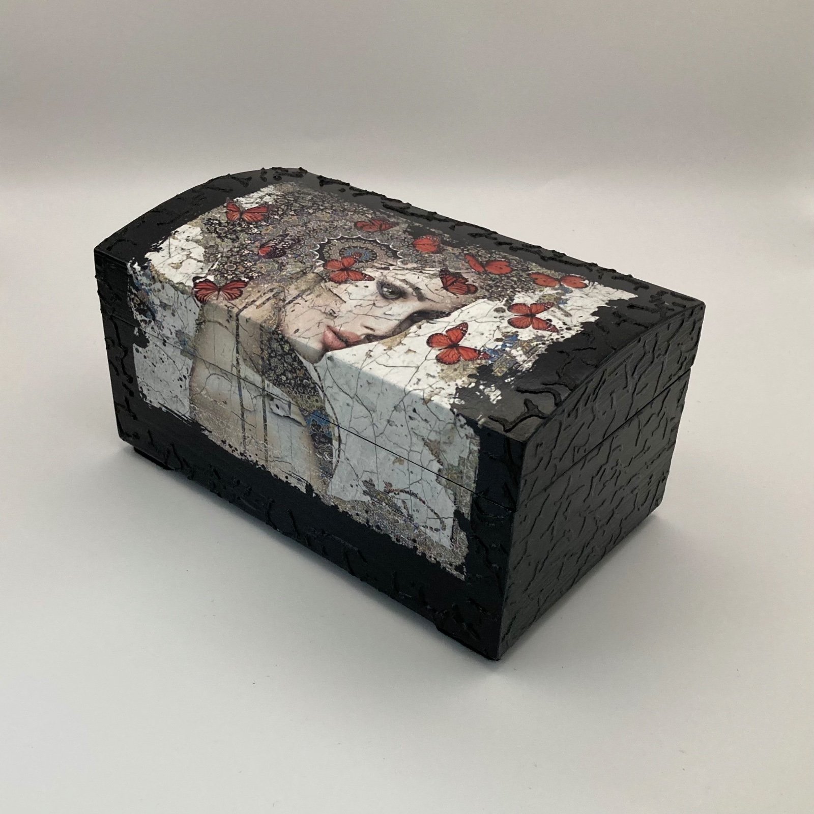 Grenen kistje ‘The Silence Between Wings’ voor interieur of cadeau - 85982 Handgedecoreerde houten sieradendoos ‘The Silence Between Wings’