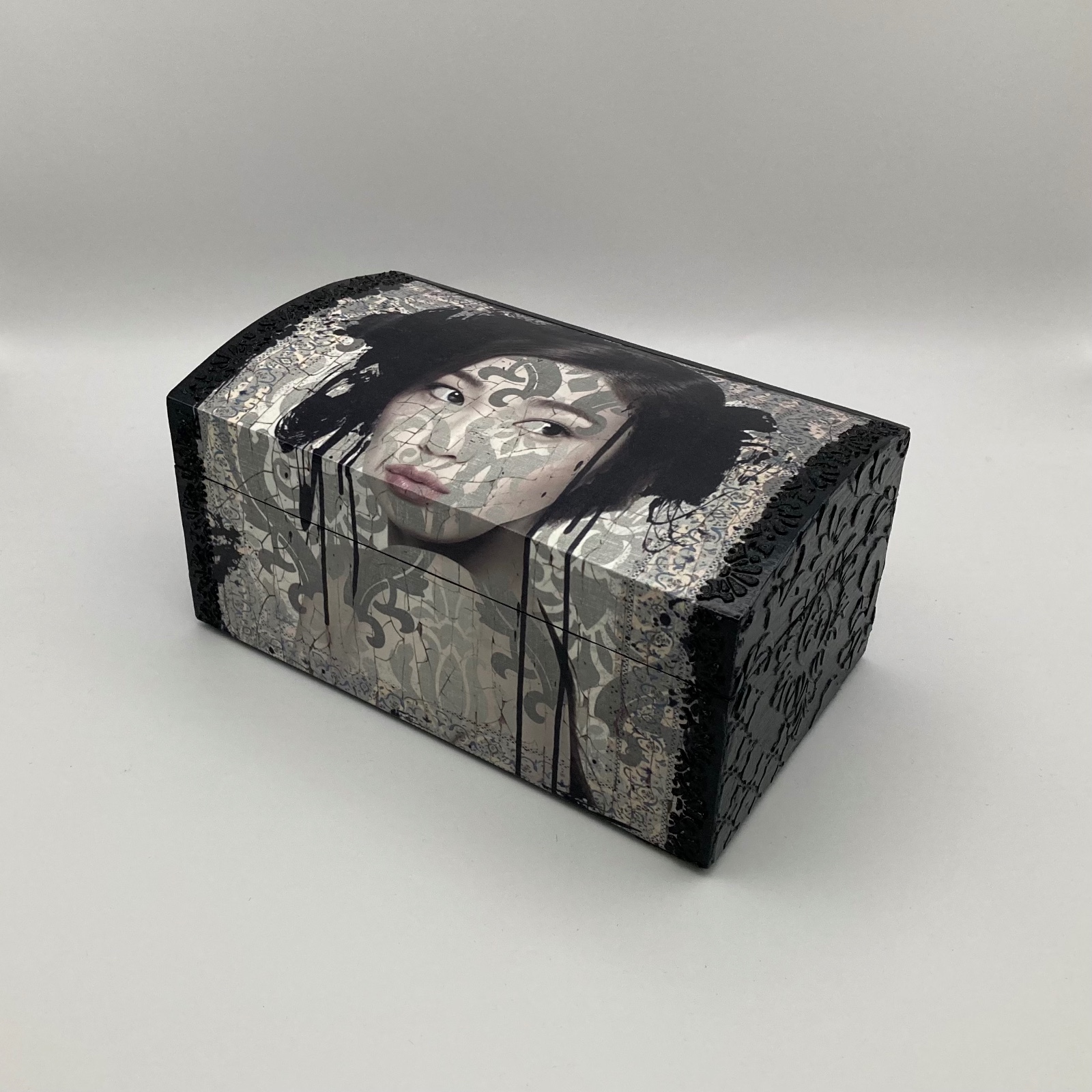 Handgedecoreerd kistje ‘Beauty in Black, White and Grey’ voor in… - 86006 Handgedecoreerde houten sieradendoos ‘Beauty in Black, White and Grey’